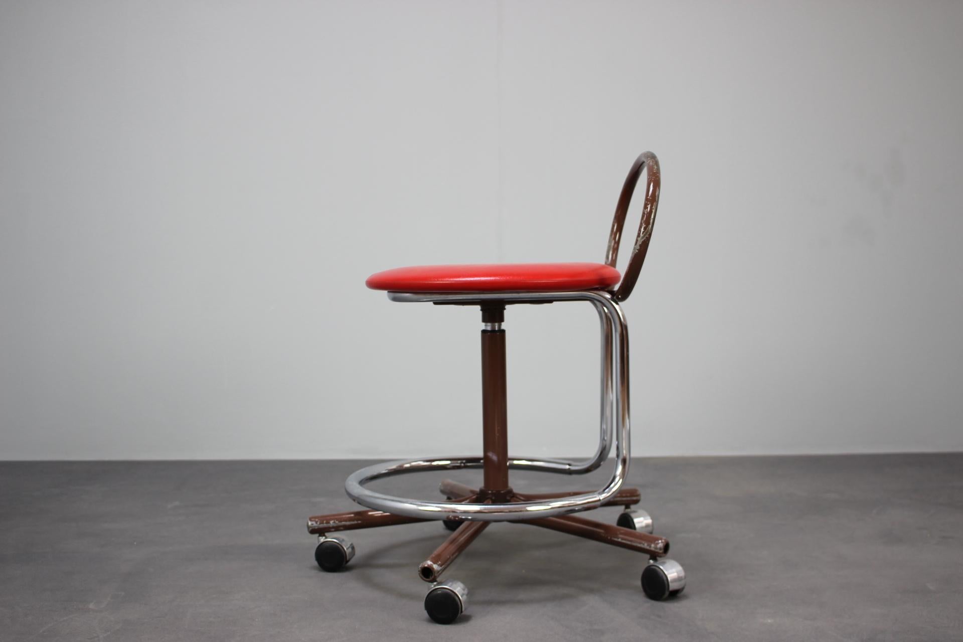 Tchèque Chaise d'atelier industrielle réglable du milieu du siècle par Kovona, 1980 en vente