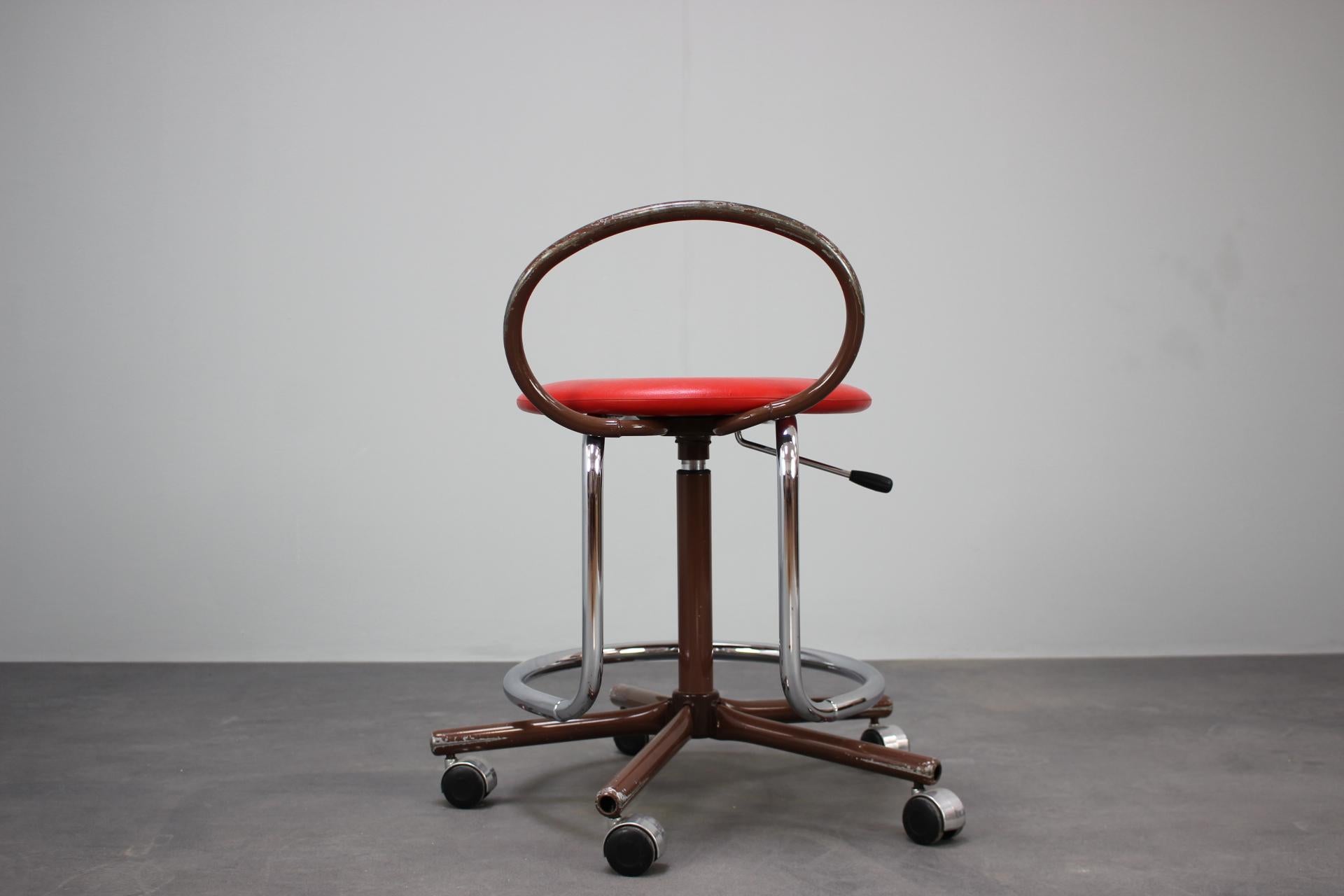 Chaise d'atelier industrielle réglable du milieu du siècle par Kovona, 1980 Bon état - En vente à Praha, CZ