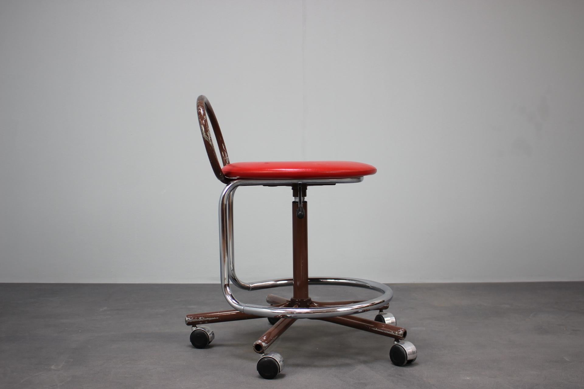 Fin du 20e siècle Chaise d'atelier industrielle réglable du milieu du siècle par Kovona, 1980 en vente
