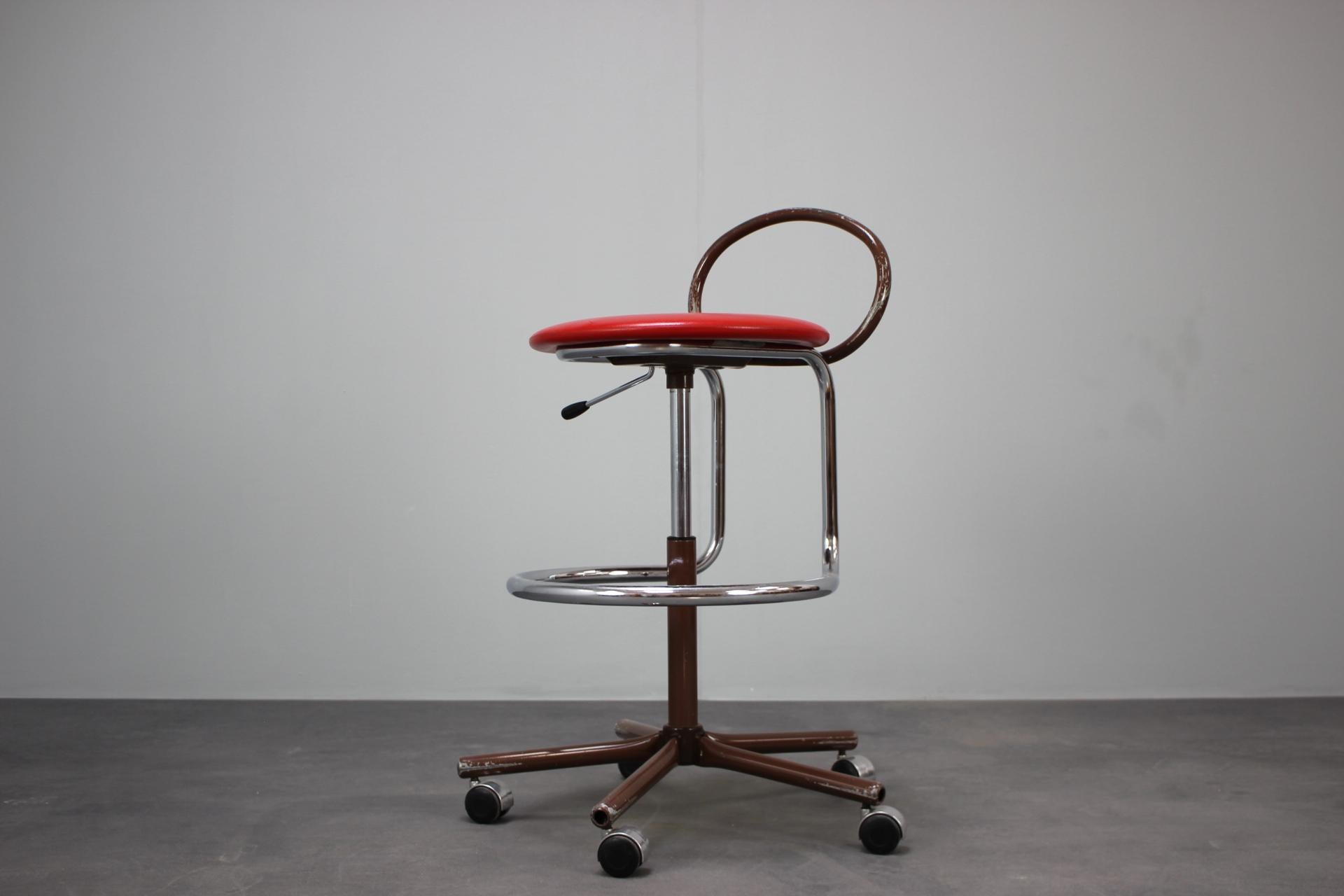 Métal Chaise d'atelier industrielle réglable du milieu du siècle par Kovona, 1980 en vente