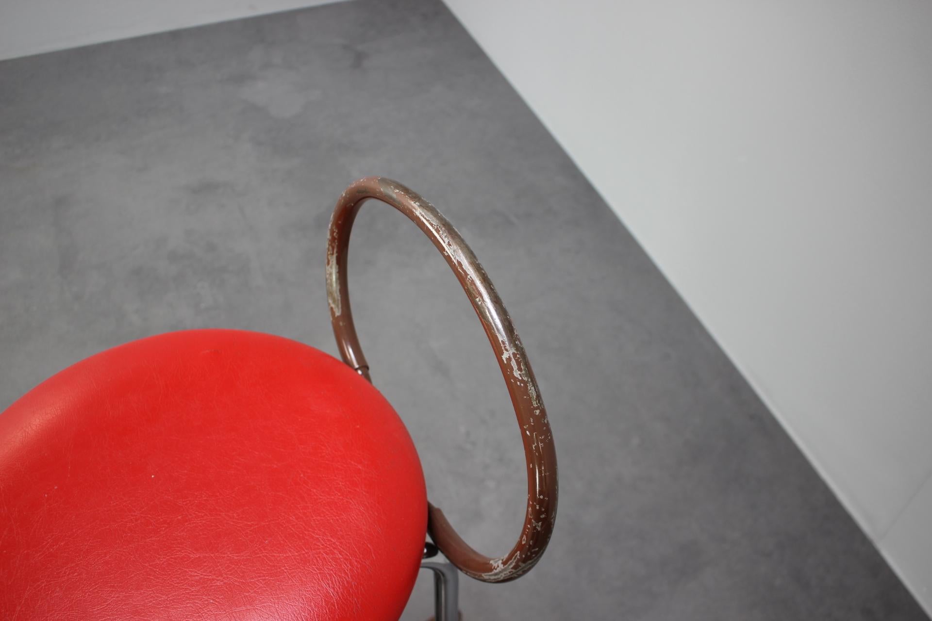 Chaise d'atelier industrielle réglable du milieu du siècle par Kovona, 1980 en vente 1