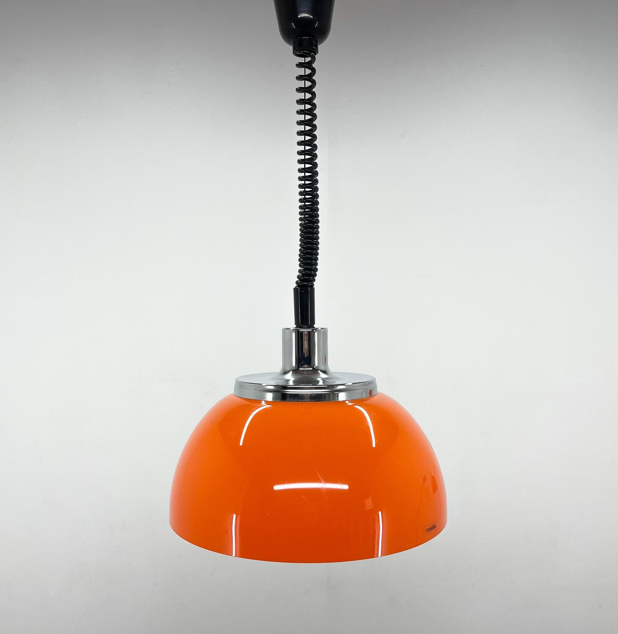 Vintage adjustable, space age pendant, designed by Harvey Guzzini for Meblo in the 1970's. Very good vintage condition. The max hight when fully stretched is 108 cm.