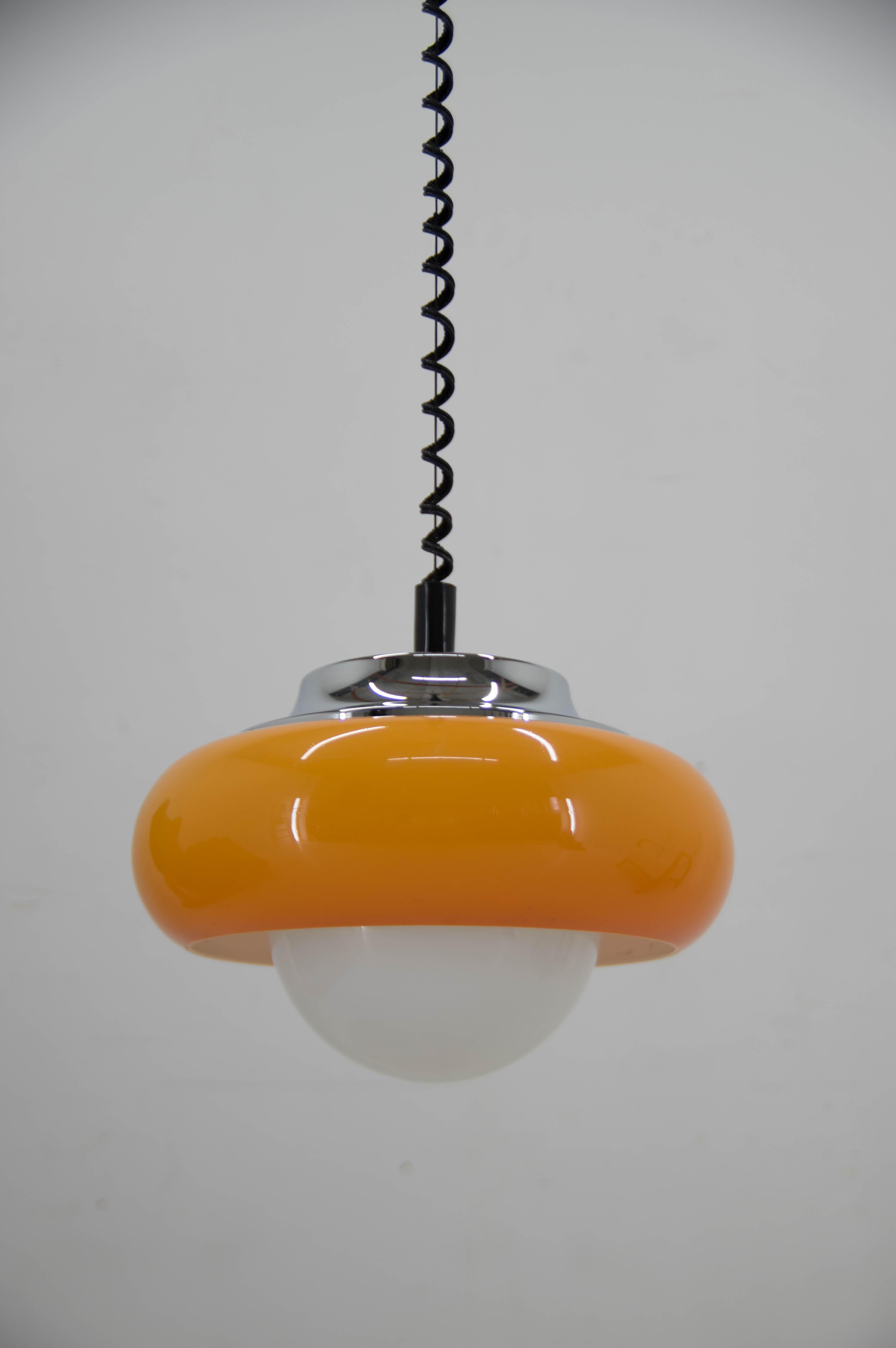Anhänger von Meblo, Italien
Orangefarbener Kunststoffschirm und Milchglasglocke.
Einstellbare Länge des Kabels: 68-137cm
1x45W, E25-E27 Glühbirne
US-Verkabelung kompatibel.
  