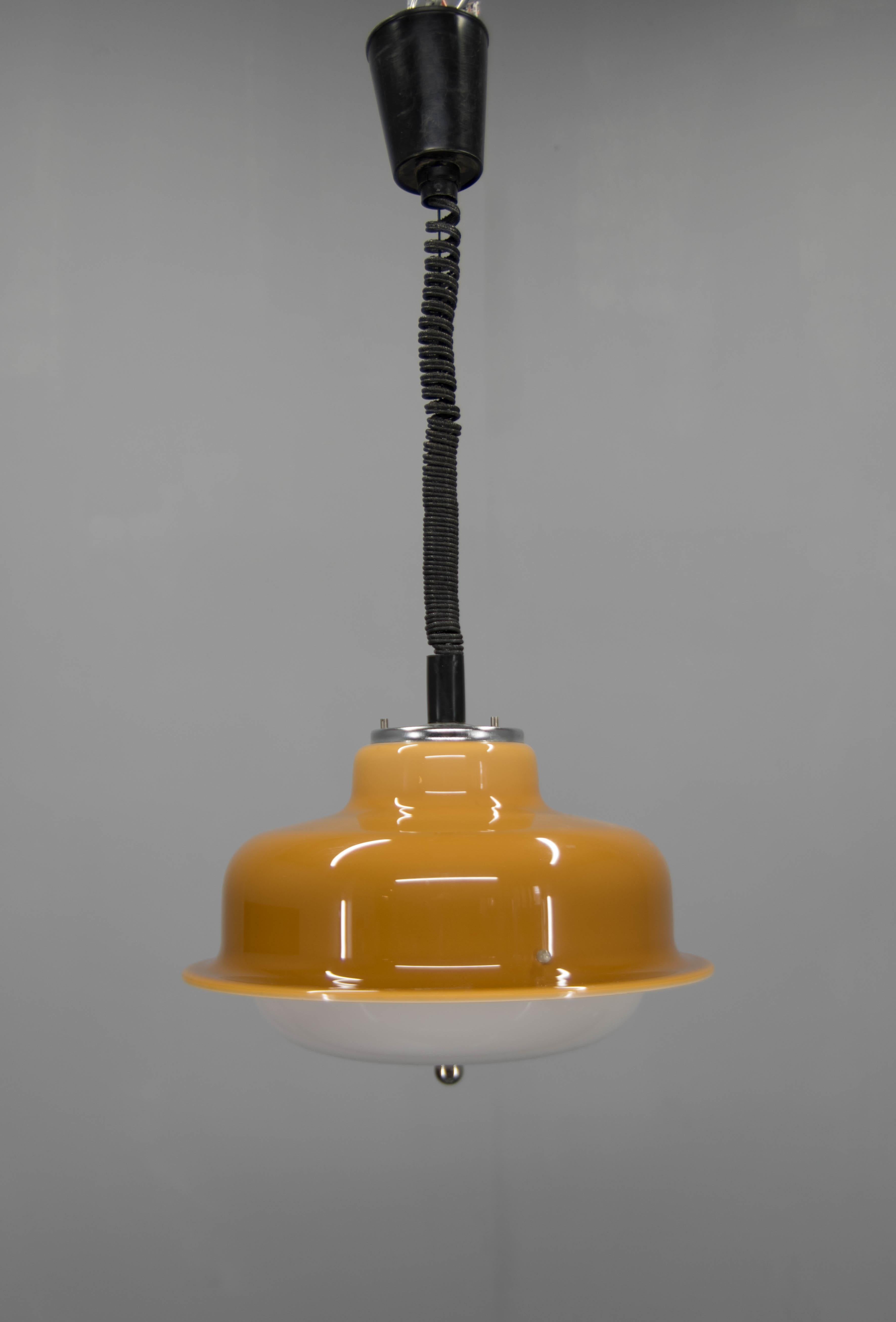 Pendant by Meblo, Harvey Guzzini, Italy
Adjustable length of cable: 77-137cm
1x45W, E25-E27 bulb
US wiring compatible.
  