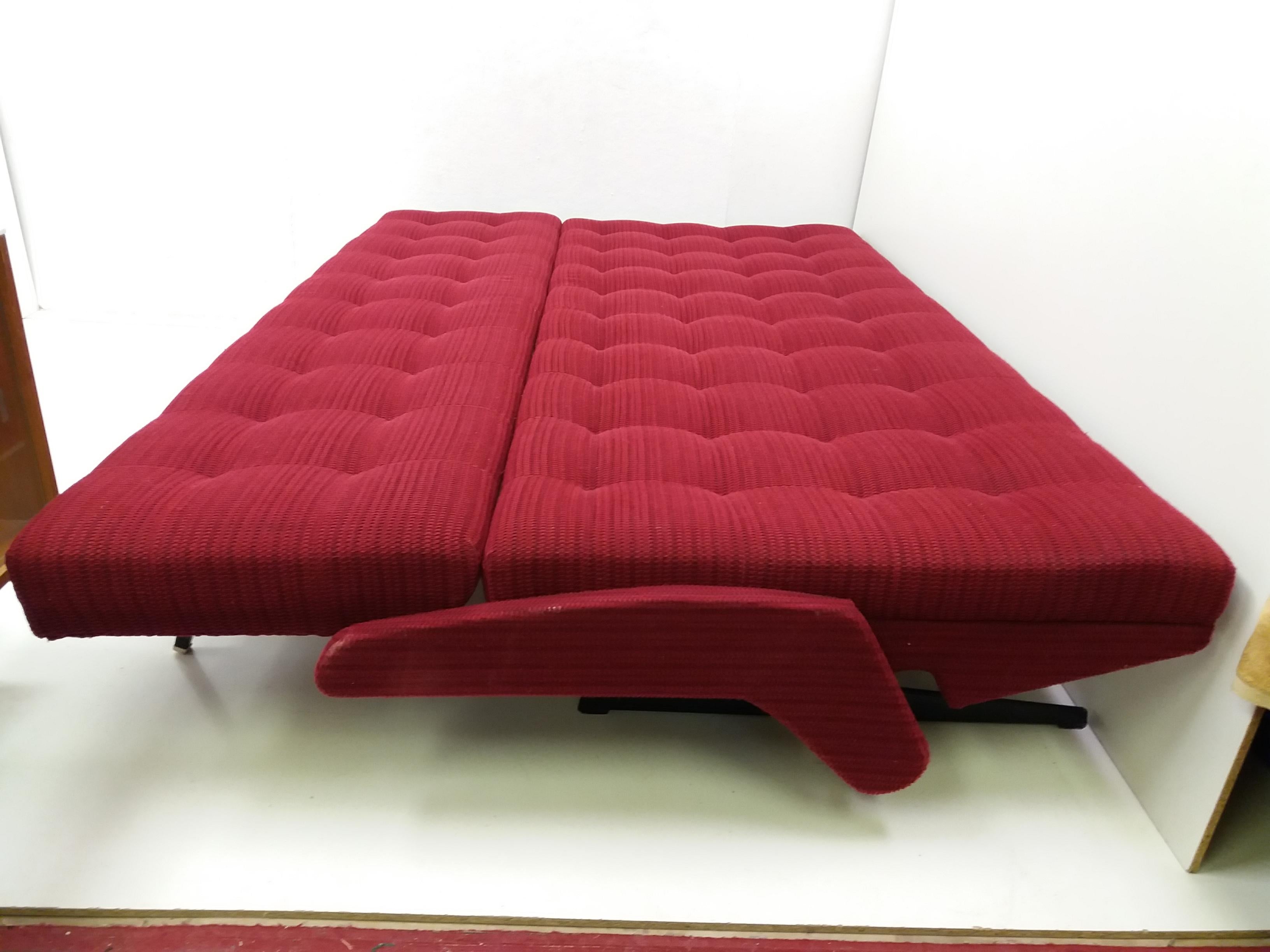 Mid-Century Adjustable Red Sofa, 1968 For Sale 7
