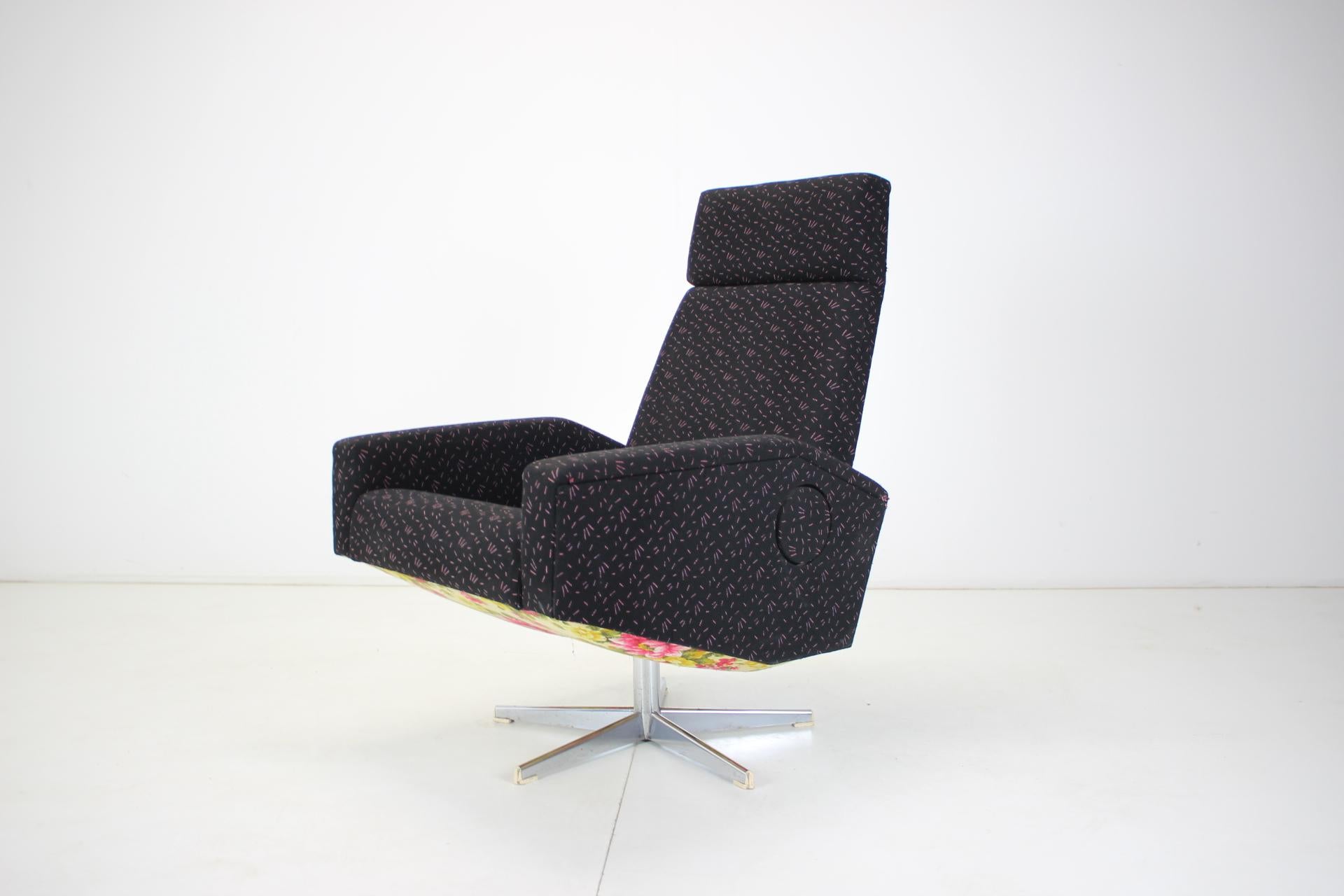 Mid-Century Adjustable Relax Armchair, 1970's In Good Condition For Sale In Praha, CZ