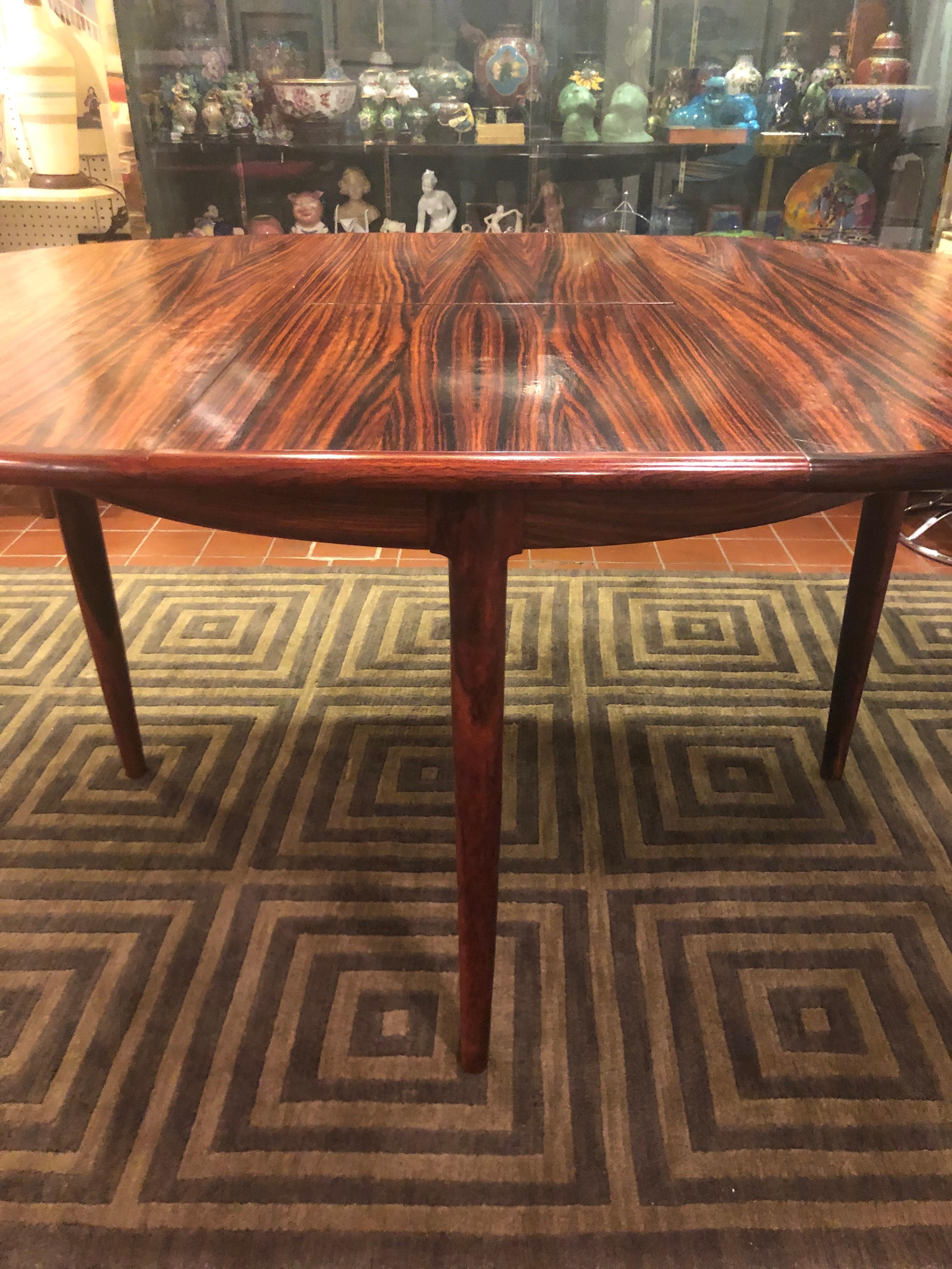 Mid Century Adjustable Rosewood Dining Table In Good Condition In Redding, CT