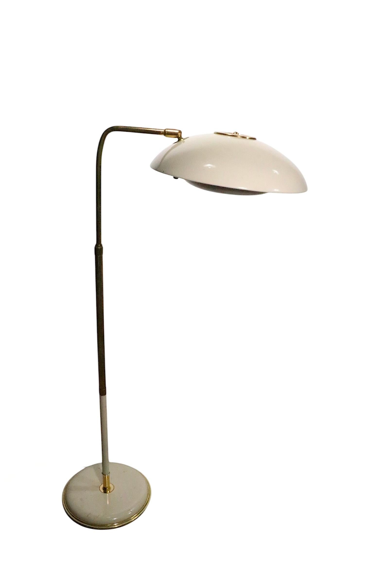 Lámpara de pie con pantalla de platillo ajustable de mediados de siglo, de Gerald Thurston para Lightolier en venta 3