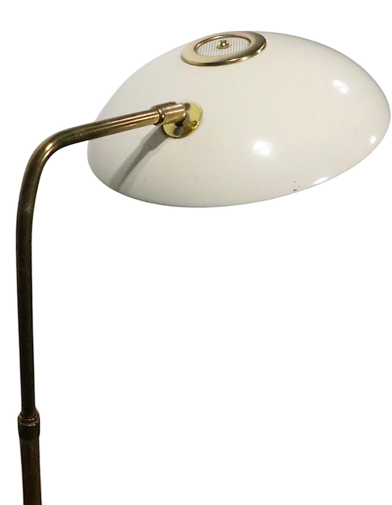 Lámpara de pie con pantalla de platillo ajustable de mediados de siglo, de Gerald Thurston para Lightolier en venta 4