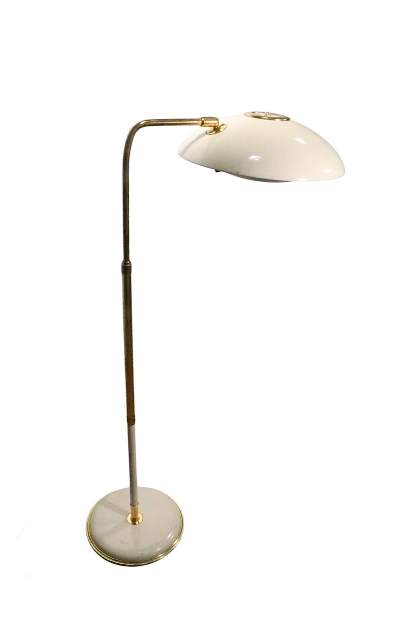 Lámpara de pie con pantalla de platillo ajustable de mediados de siglo, de Gerald Thurston para Lightolier Moderno de mediados de siglo en venta