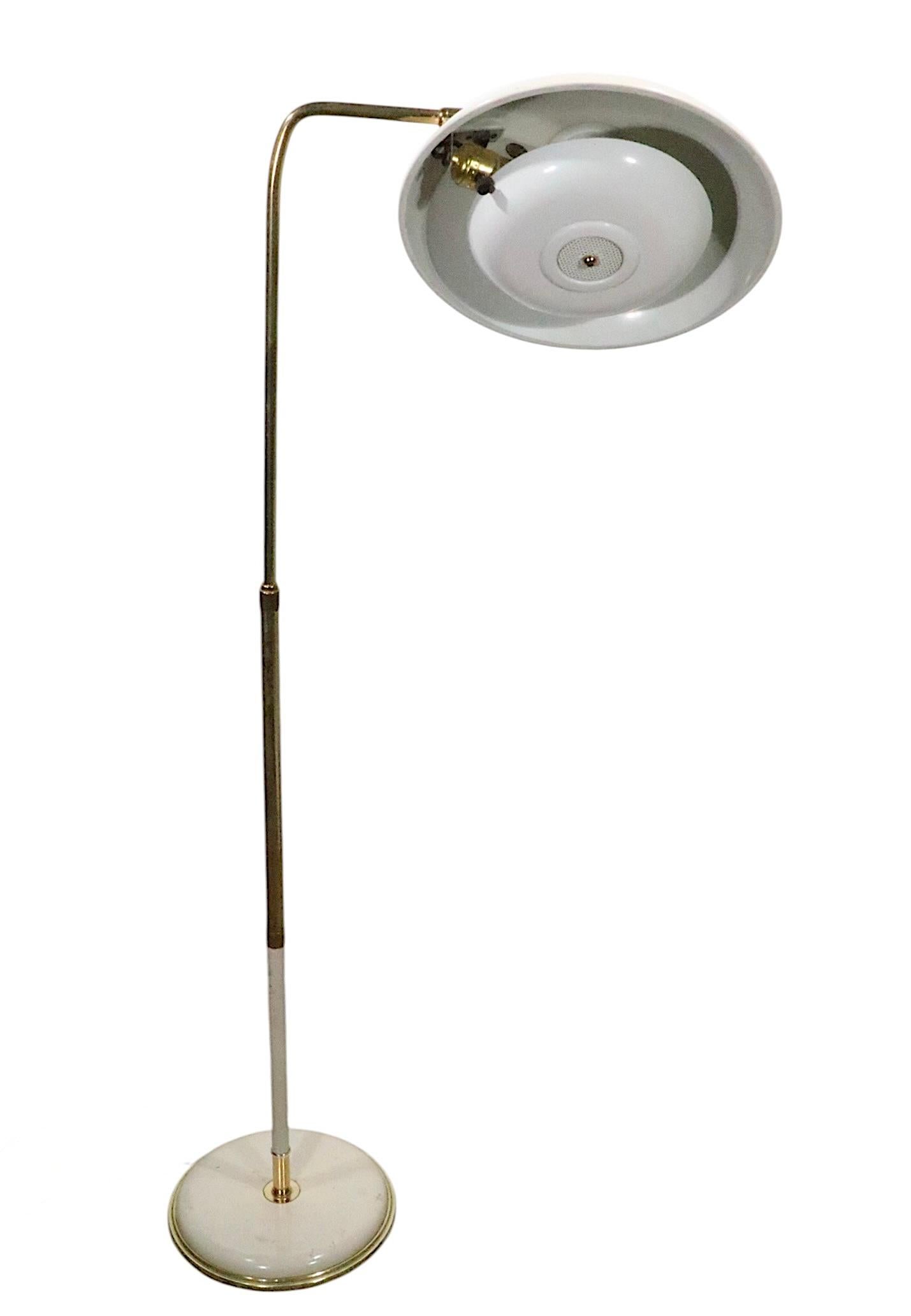 Lámpara de pie con pantalla de platillo ajustable de mediados de siglo, de Gerald Thurston para Lightolier Estadounidense en venta