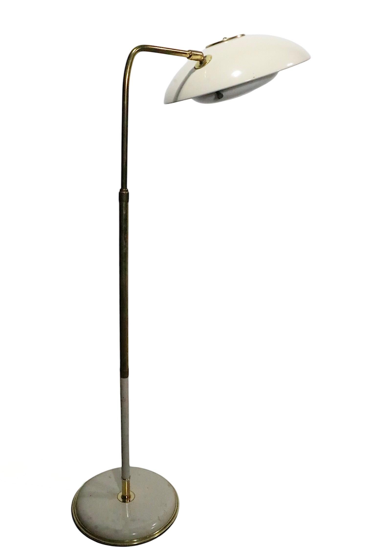 Lámpara de pie con pantalla de platillo ajustable de mediados de siglo, de Gerald Thurston para Lightolier en Bueno estado para la venta en New York, NY