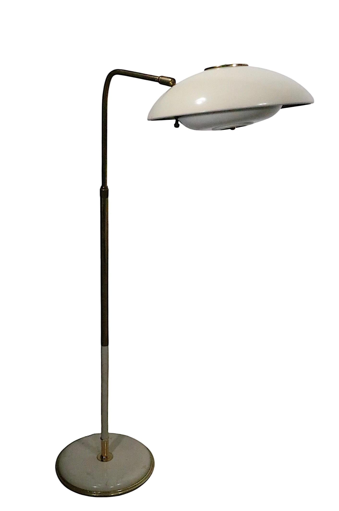 Lámpara de pie con pantalla de platillo ajustable de mediados de siglo, de Gerald Thurston para Lightolier siglo XX en venta