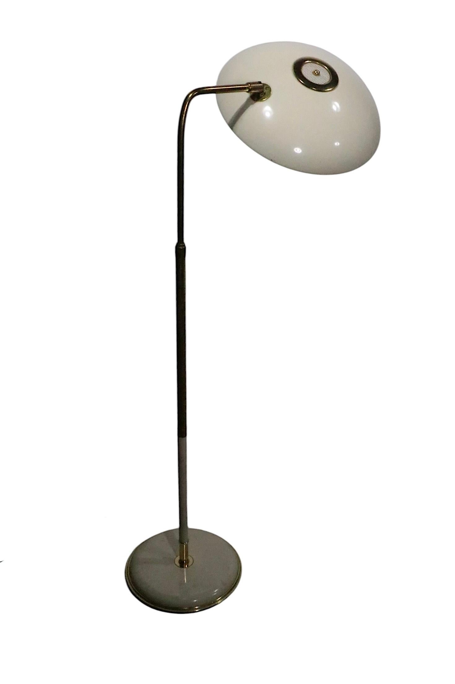 Lámpara de pie con pantalla de platillo ajustable de mediados de siglo, de Gerald Thurston para Lightolier Metal en venta