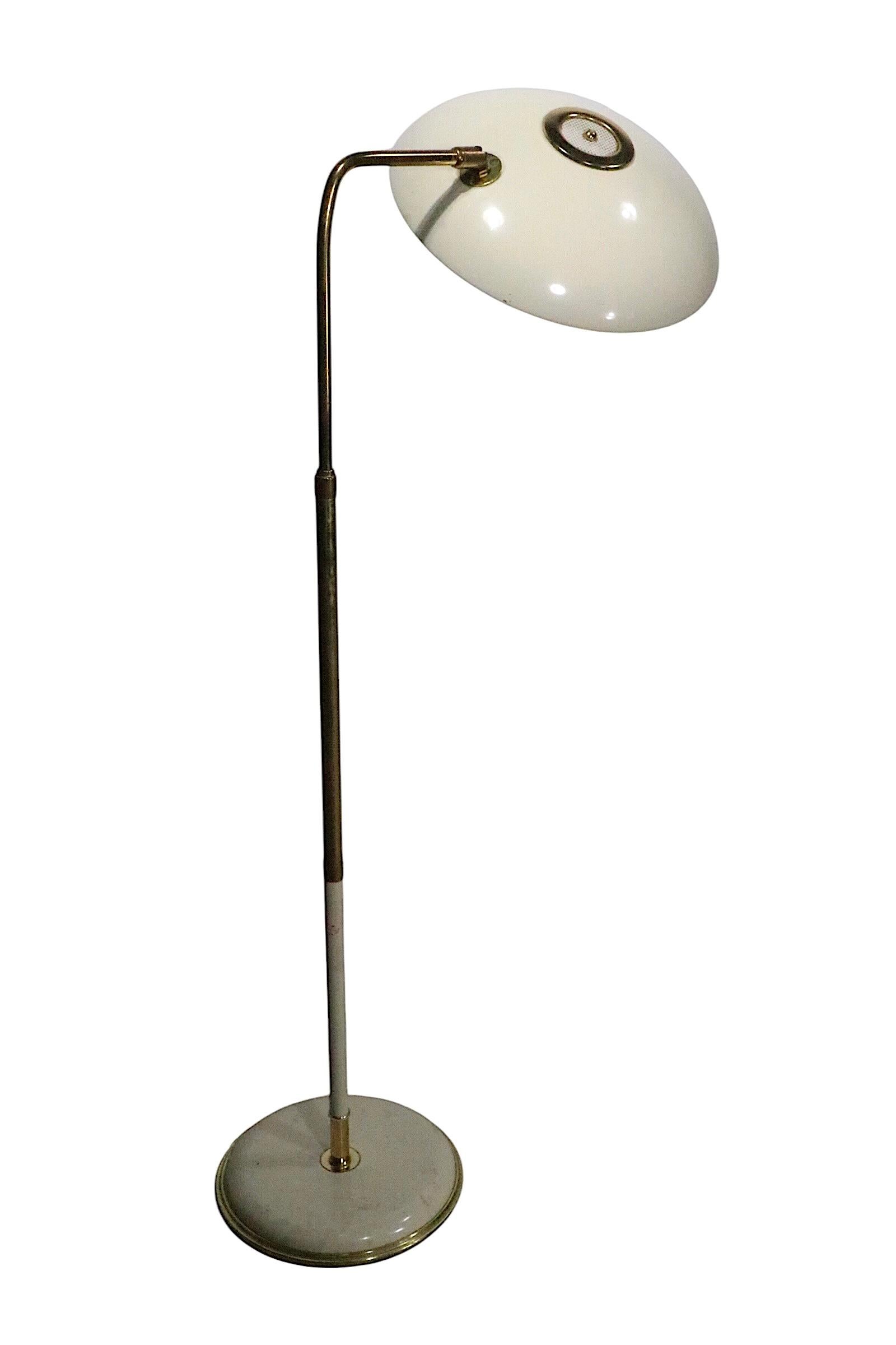 Lámpara de pie con pantalla de platillo ajustable de mediados de siglo, de Gerald Thurston para Lightolier en venta 2