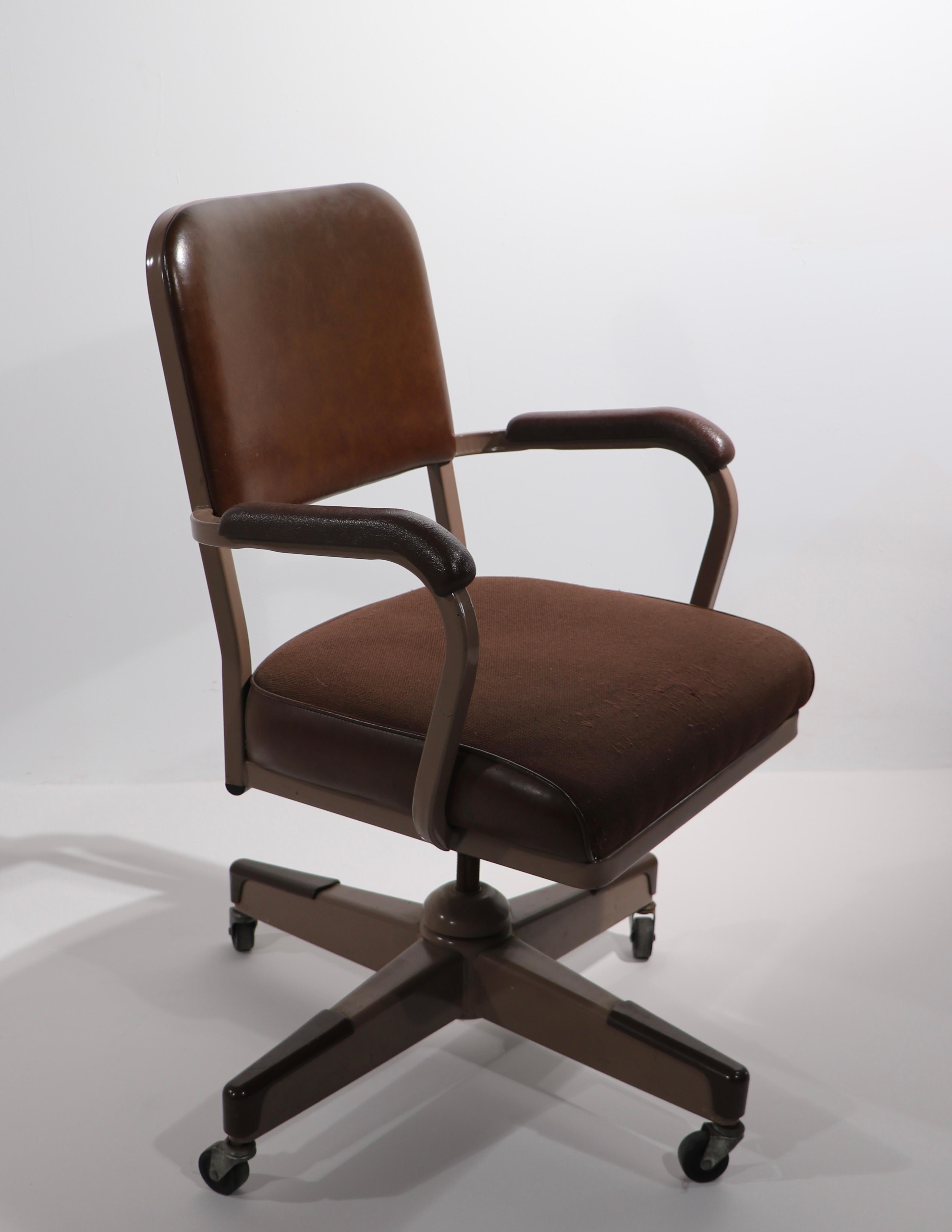 Mid Century Adjustable  Swivel Tilt Desk Chair In Good Condition In New York, NY