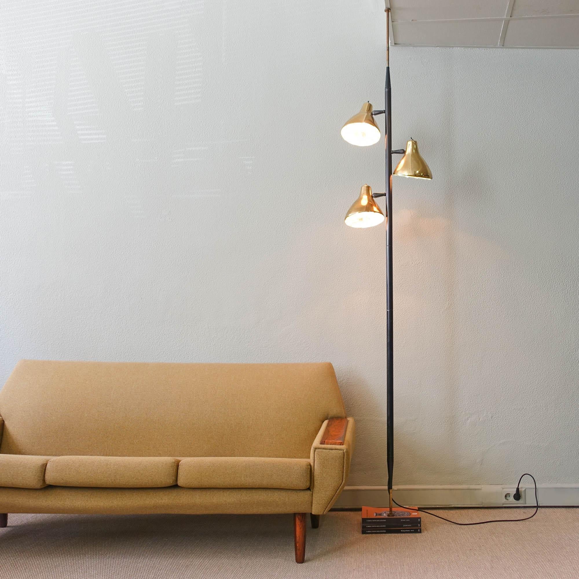 This pole lamp was designed by Gerald Thurston and manufactured by Lightolier, in USA, during the 1950s. This lamp must be stick between floor and ceiling, works with a spring. From 215 cm up to 245 cm, through an extension tube similar to the