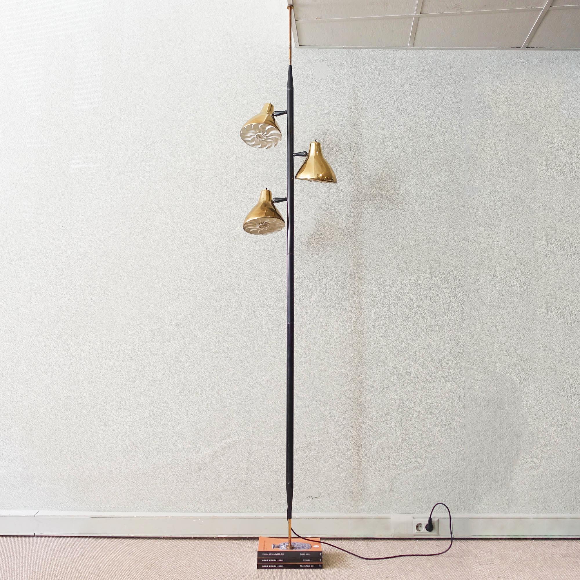 Midcentury Adjustable Tension Floor Pole Lamp by Gerald Thurston for Lightolier In Good Condition In Lisboa, PT