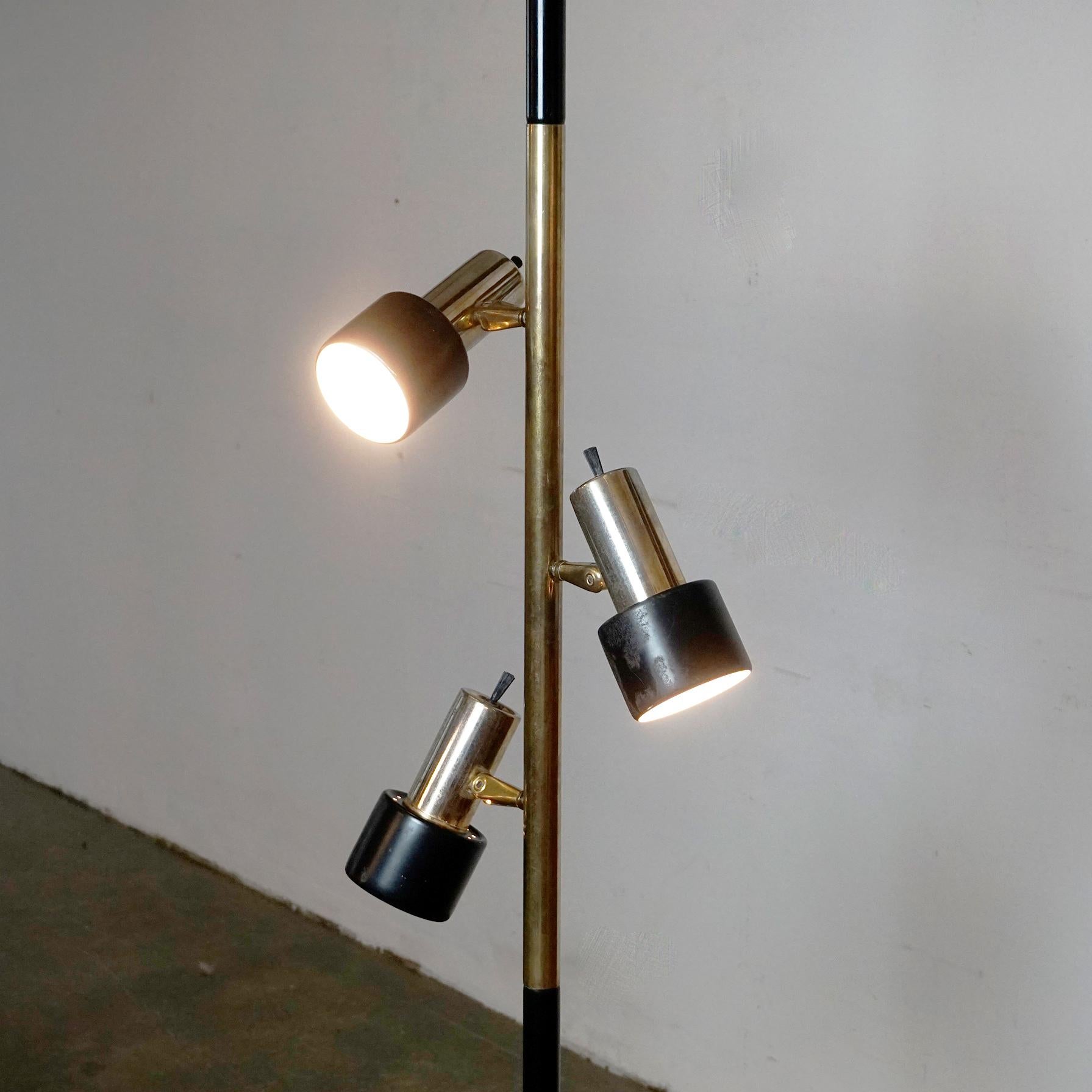 Cette belle et rare lampe à trois spots réglables a été conçue et fabriquée dans les années 1960. Elle est très proche des lampes produites par Hala Zeist, Pays-Bas, dans les années 1960. 
Cette lampe doit être collée entre le sol et le plafond,