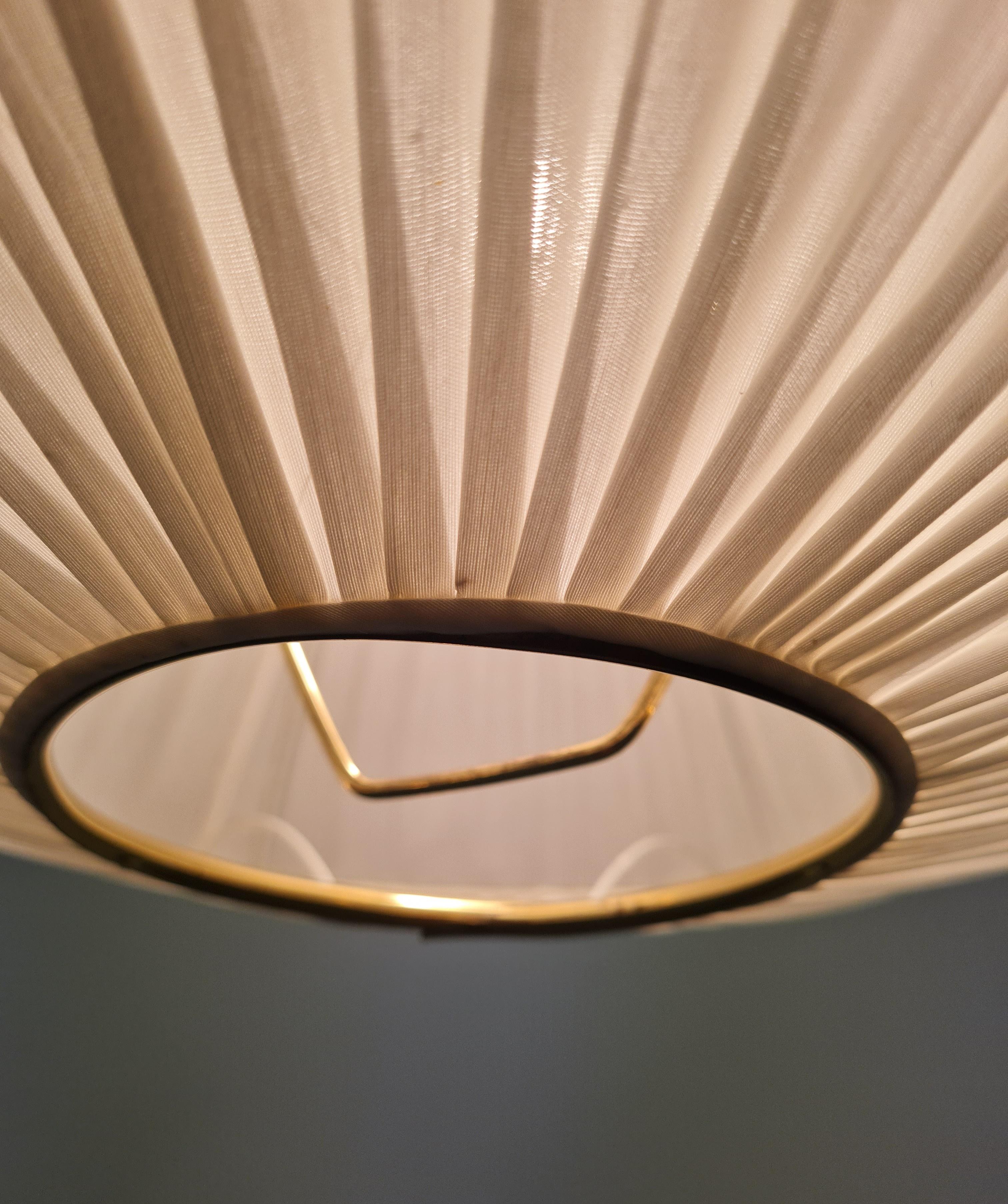 Una bellissima lampada da soffitto UFO finlandese di metà secolo, realizzata da Valinte negli anni '50, uno dei principali produttori di illuminazione in Finlandia. La lampada presenta un grande corpo a forma di UFO con struttura in metallo,