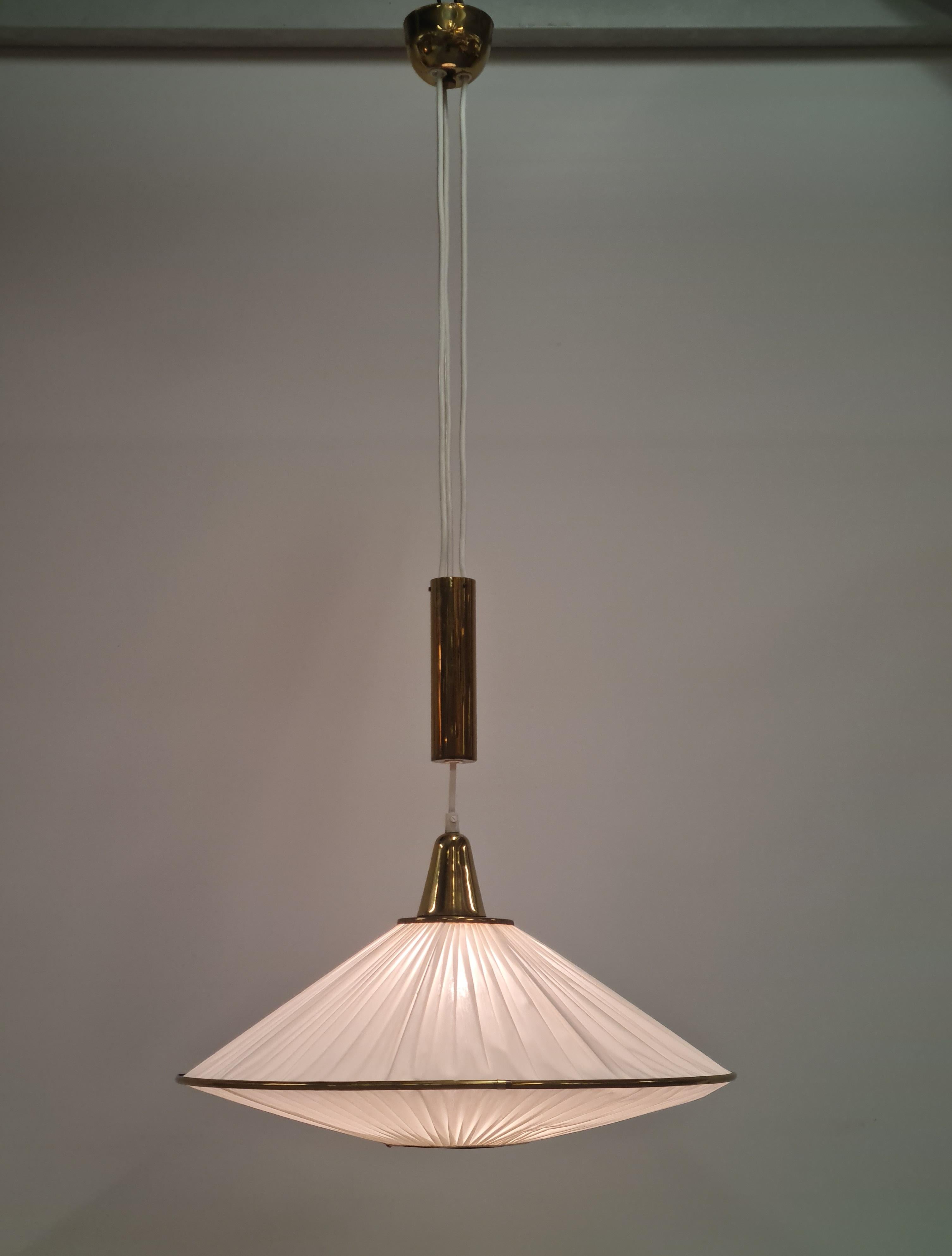 Mid-Century moderno Lampada da soffitto Valinte UFO regolabile di metà secolo in ottone e tessuto, Fabrice 1950 in vendita