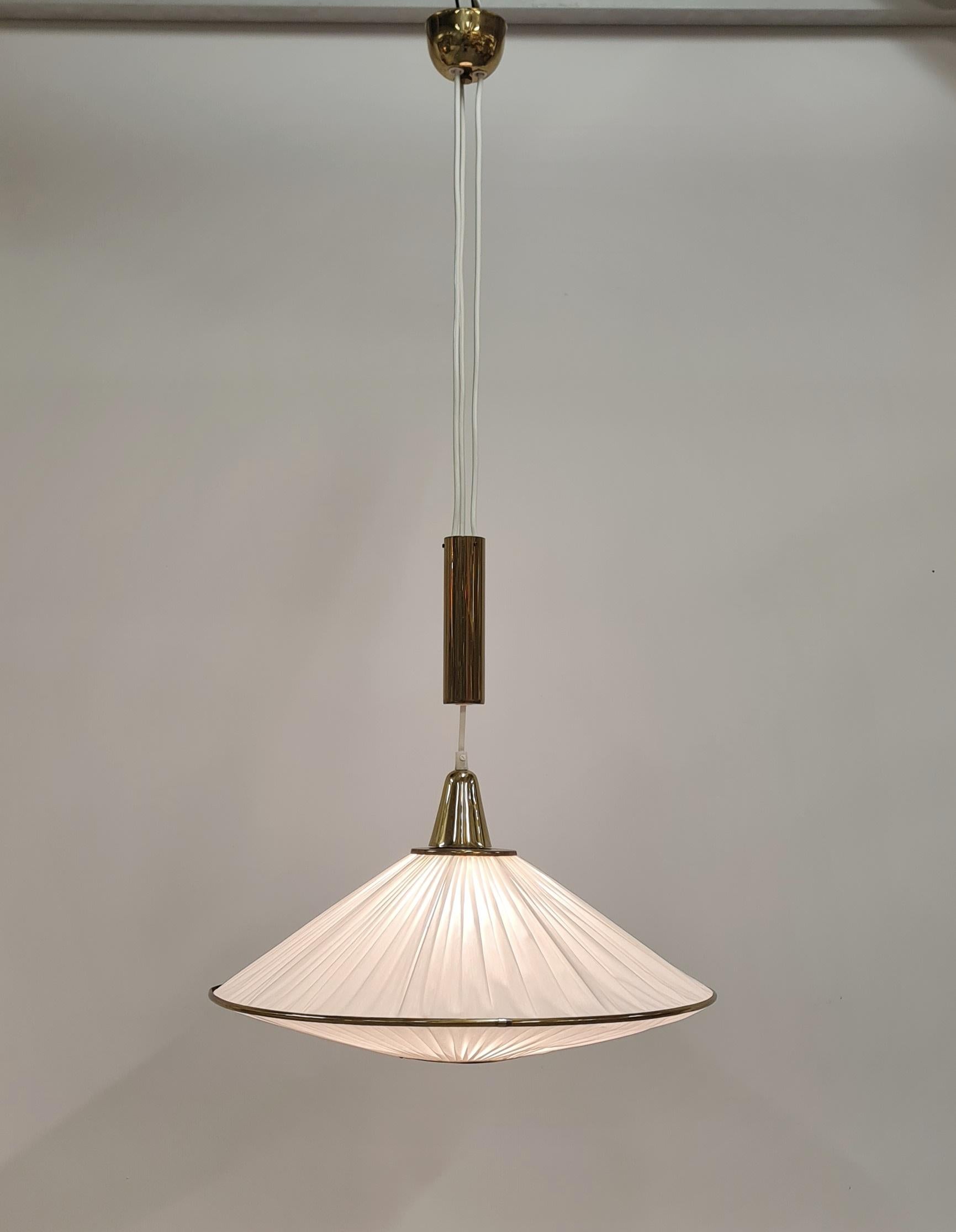 Finlandese Lampada da soffitto Valinte UFO regolabile di metà secolo in ottone e tessuto, Fabrice 1950 in vendita