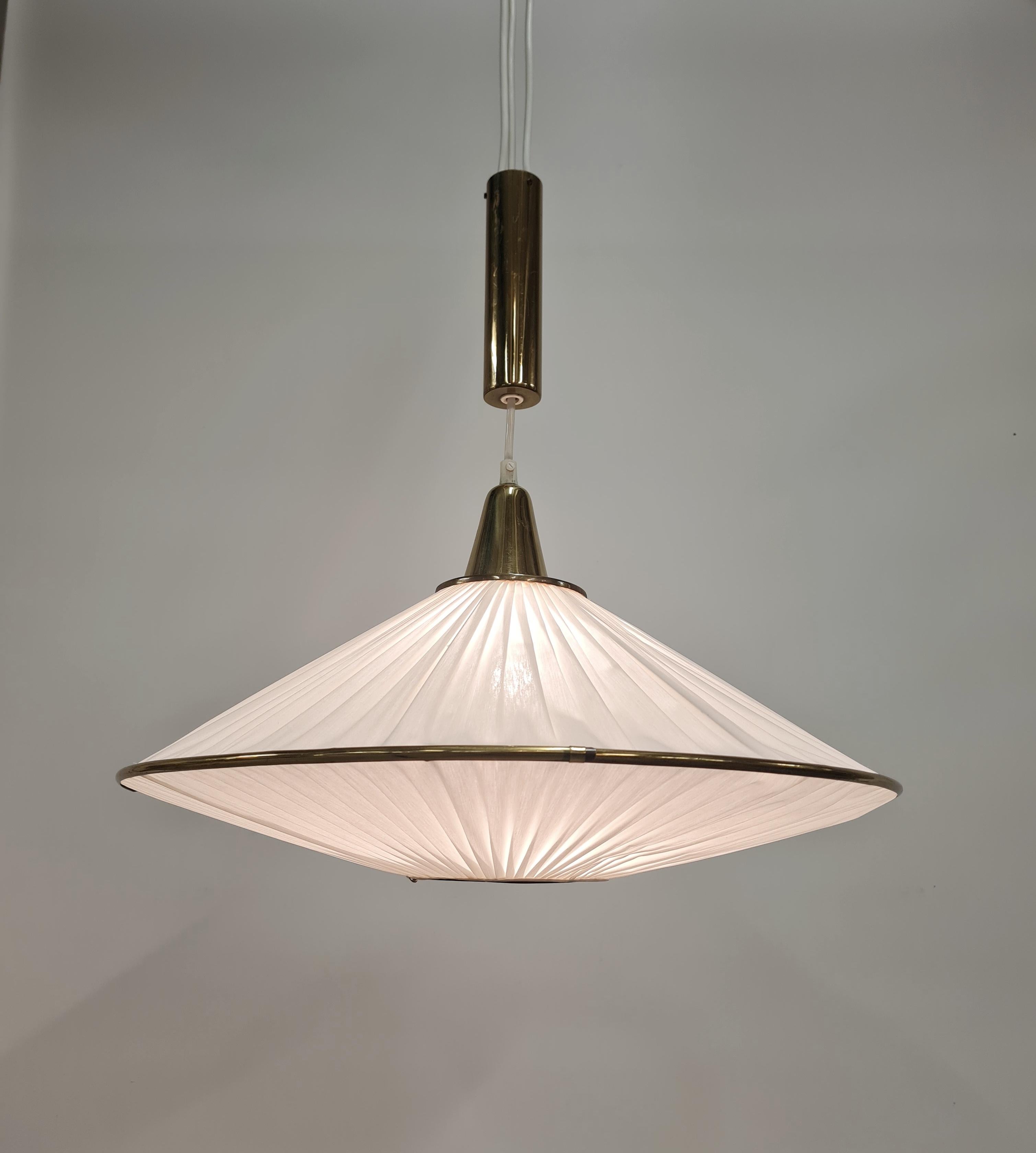 Lampada da soffitto Valinte UFO regolabile di metà secolo in ottone e tessuto, Fabrice 1950 In condizioni buone in vendita a Helsinki, FI