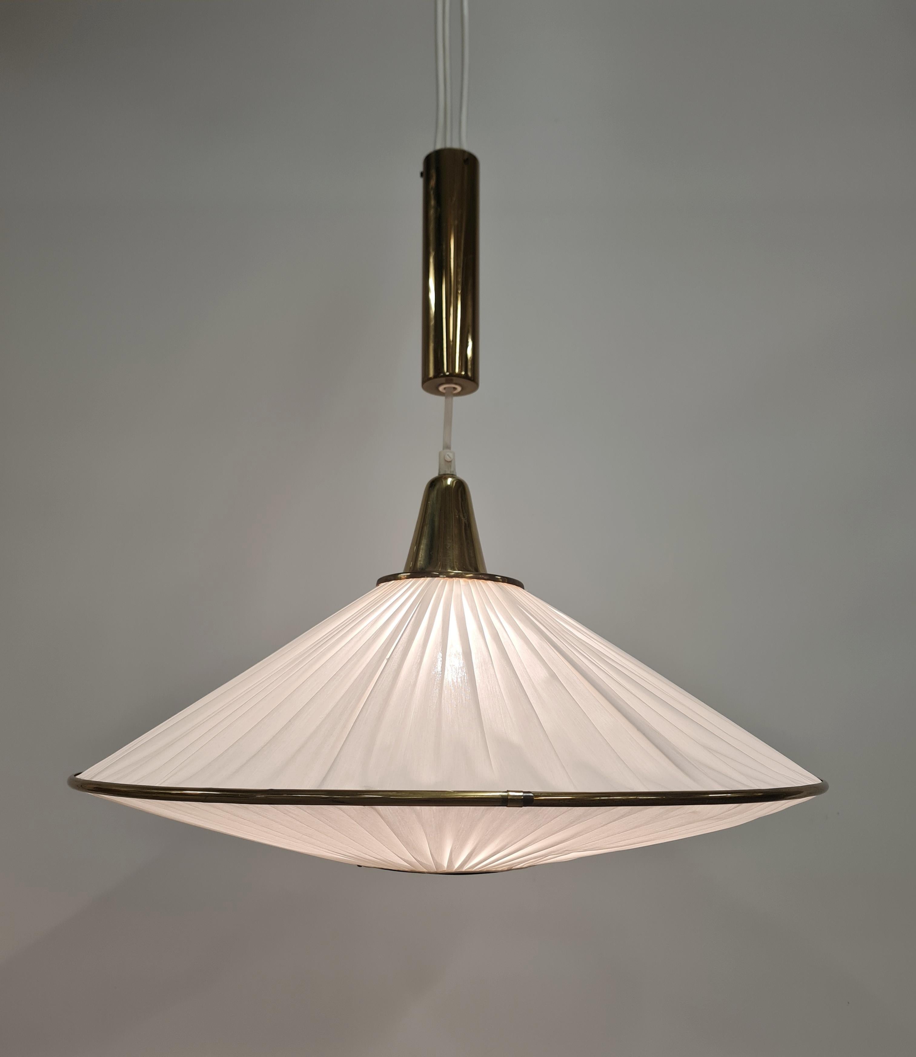 Metà XX secolo Lampada da soffitto Valinte UFO regolabile di metà secolo in ottone e tessuto, Fabrice 1950 in vendita