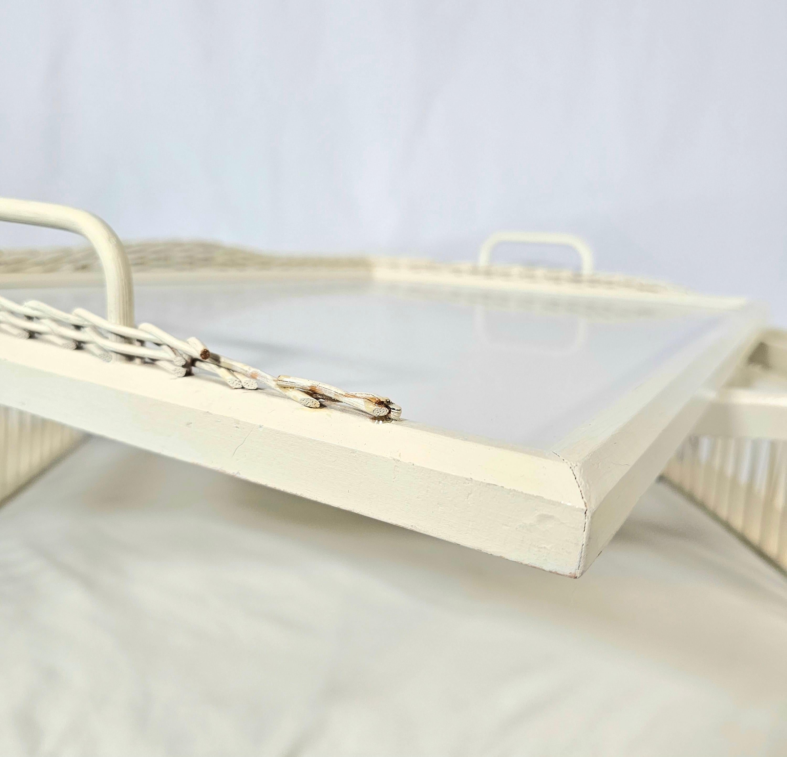 Mid Century Adjustable Wicker Bed Breakfast Tray In Good Condition For Sale In Waxahachie, TX