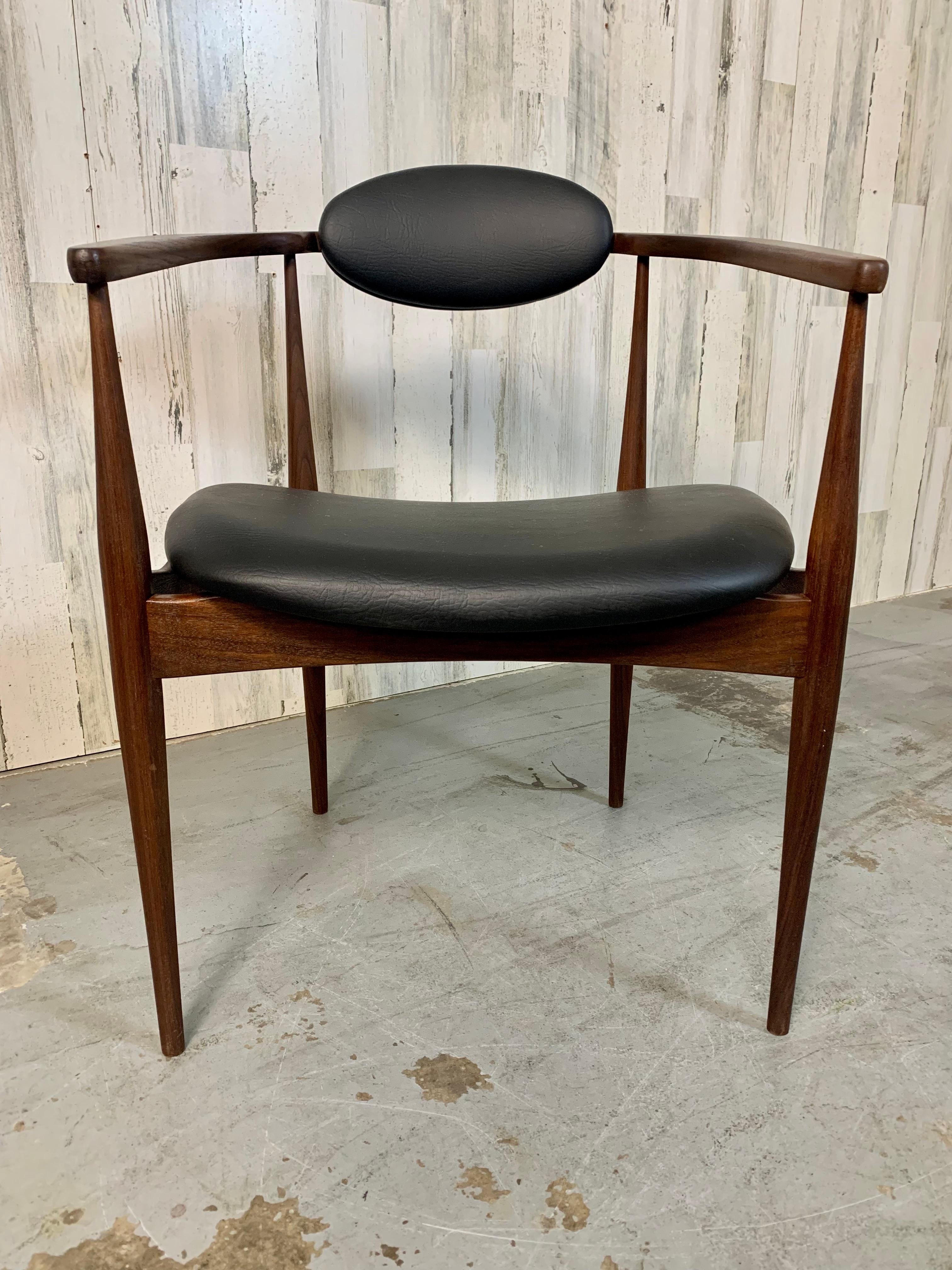 Mid Century Adrian Pearsall 950-C.  poltrona in noce scolpito con rivestimento in vinile nuovo. 
Il design sinuoso e spaziale rende questa sedia un'ottima aggiunta a qualsiasi stanza o scrivania.