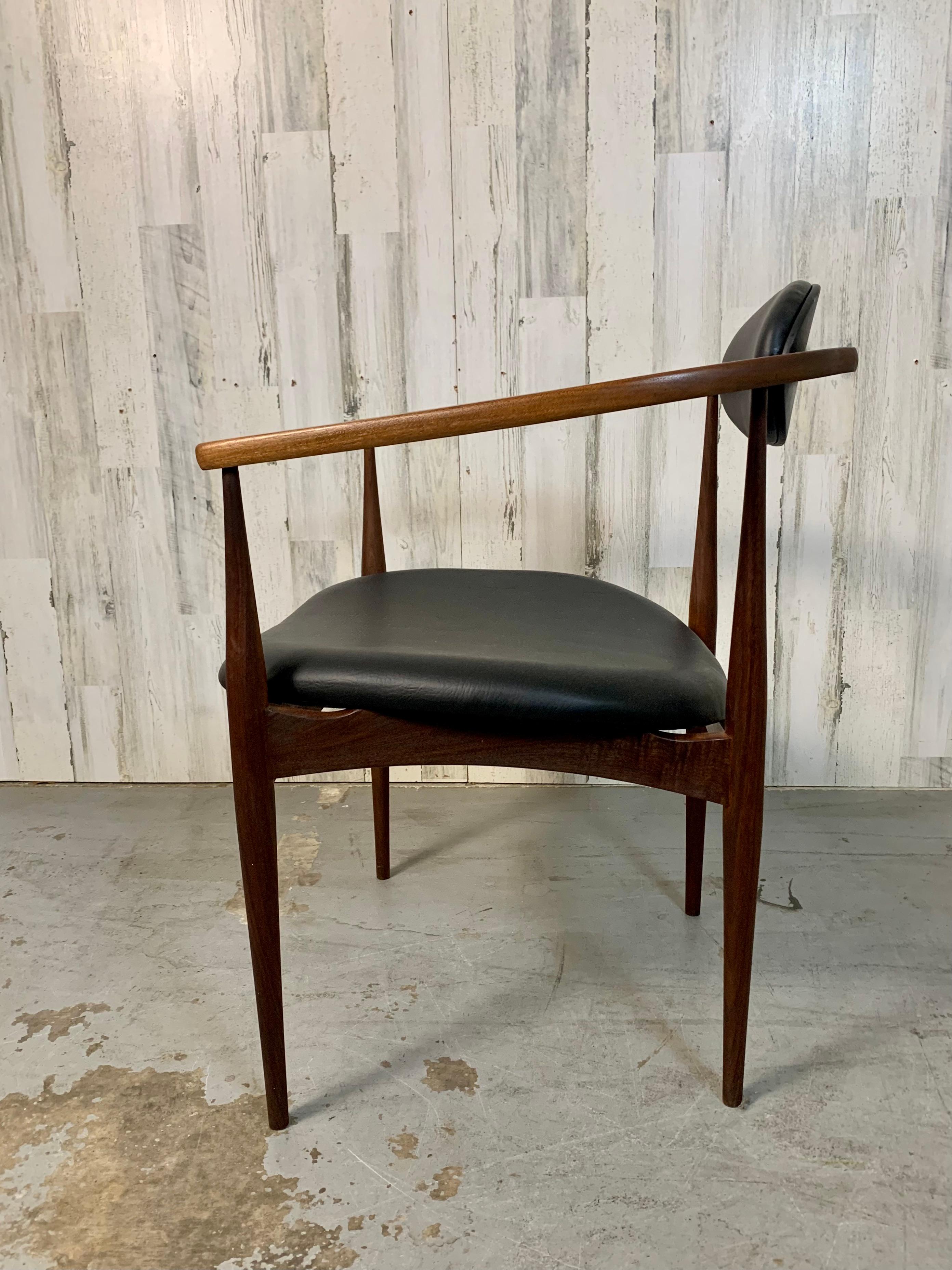 XX secolo Poltrona in legno di metà secolo Adrian Pearsall 950-C. in vendita