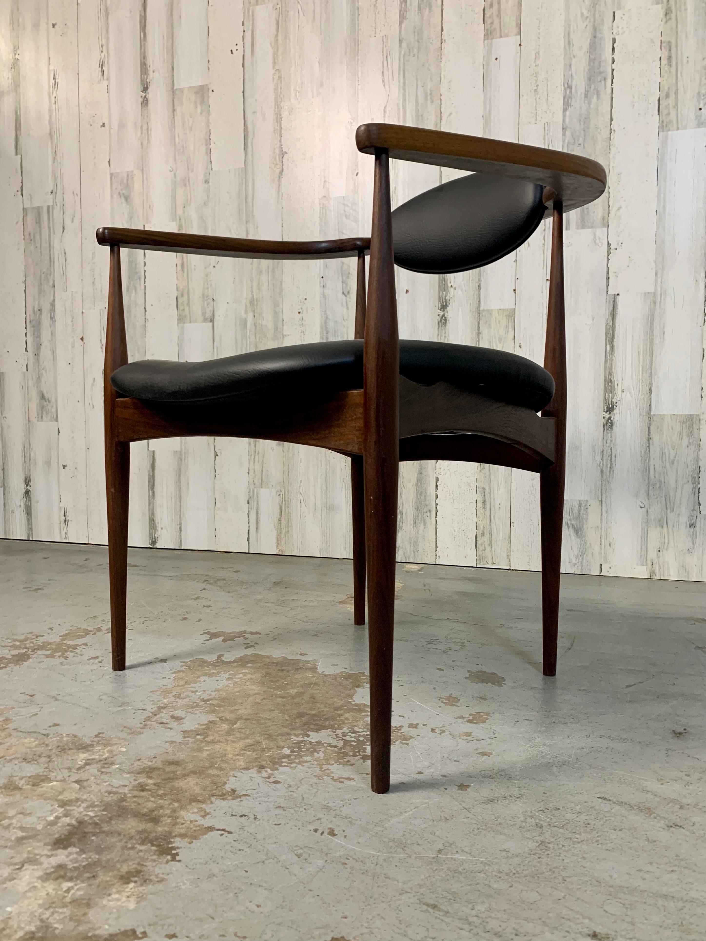Tappezzeria Poltrona in legno di metà secolo Adrian Pearsall 950-C. in vendita