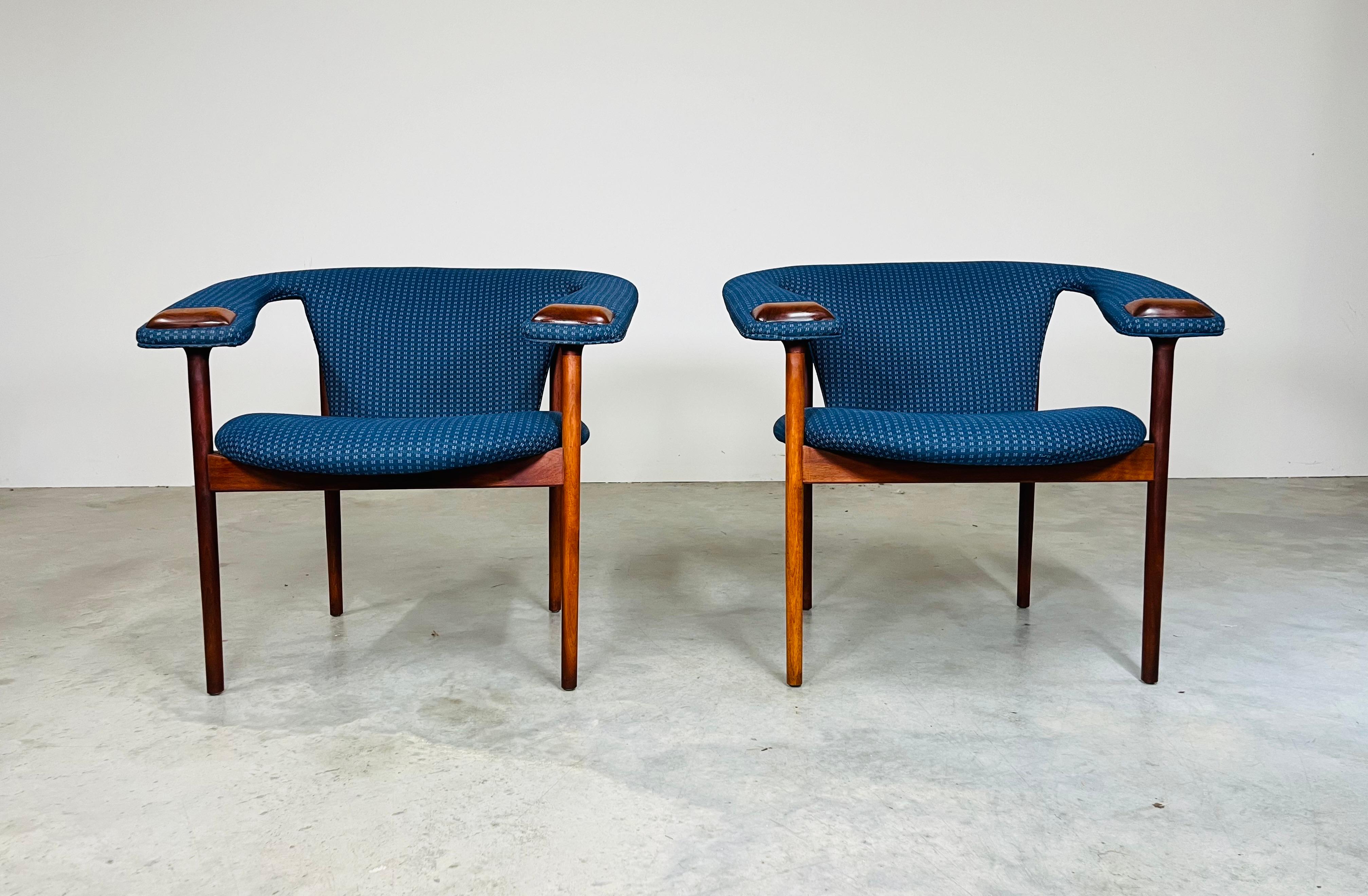 Mid-Century moderno Poltrone di metà secolo Adrian Pearsall in noce blu 1960s in vendita