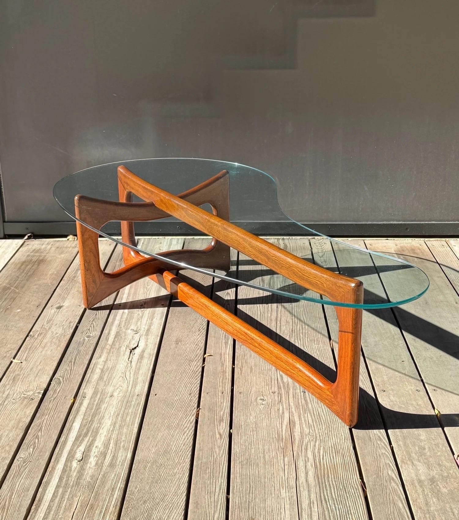 Table basse en noyer et plateau de verre du milieu du siècle. La table basse 