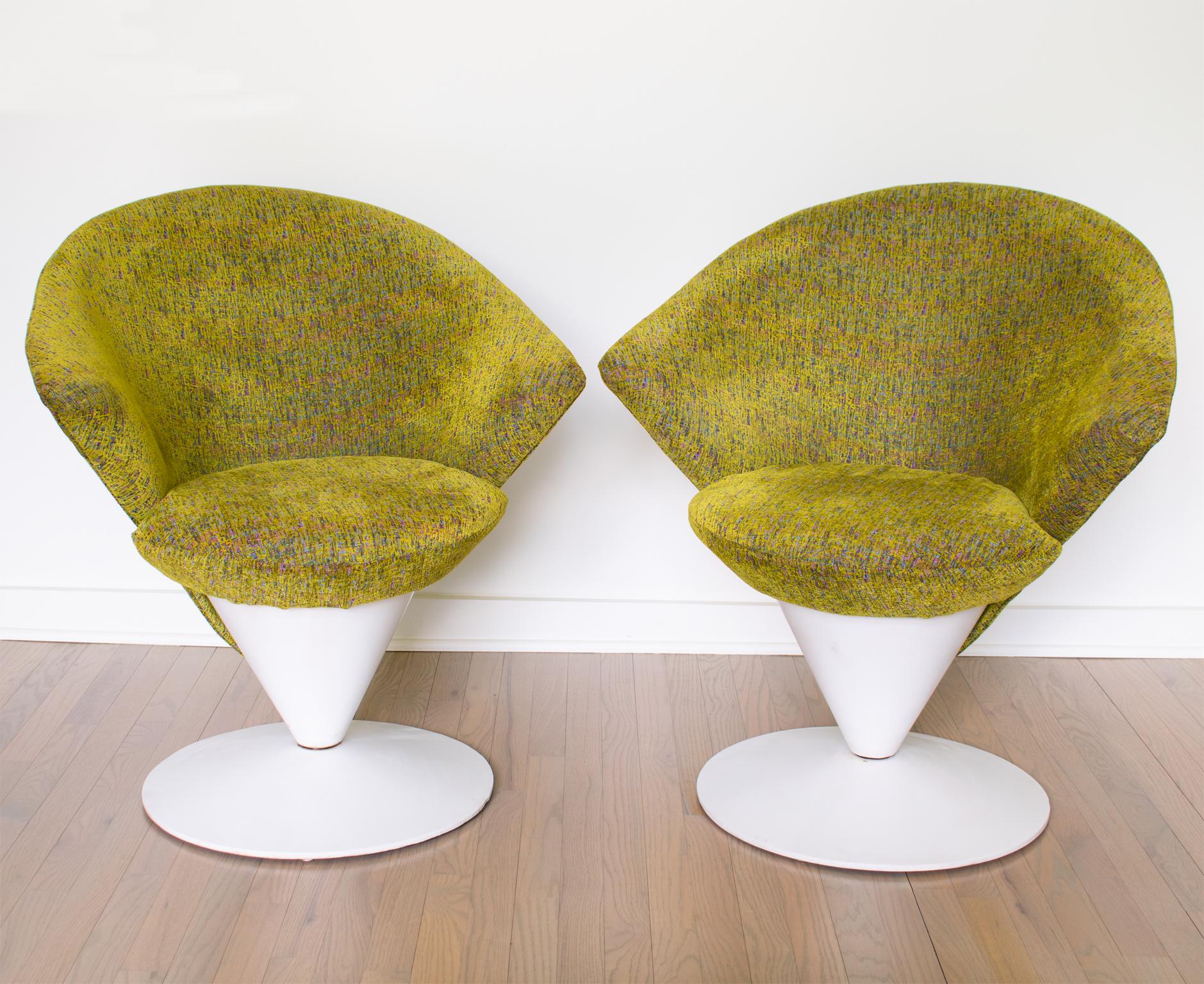Ces magnifiques chaises coniques pivotantes du milieu du siècle d'Adrian (1925-2011) (modèle réf. 2353-C) ont été fabriquées par Craft Associates vers 1960. Ces chaises longues de l'âge de l'espace Pearsall sont rares, surtout dans leur excellent