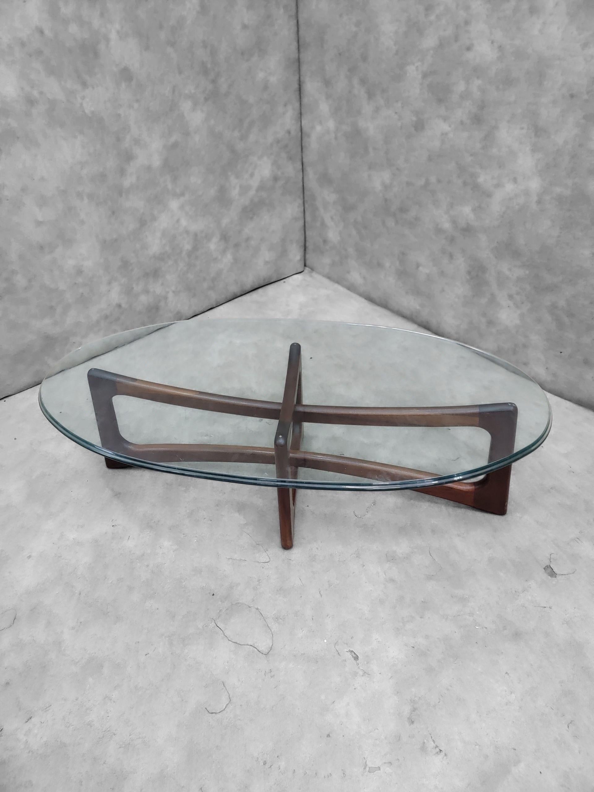 Mesa de centro con pajarita y cristal ovalado estilo Adrian Pearsall de mediados de siglo Hecho a mano en venta