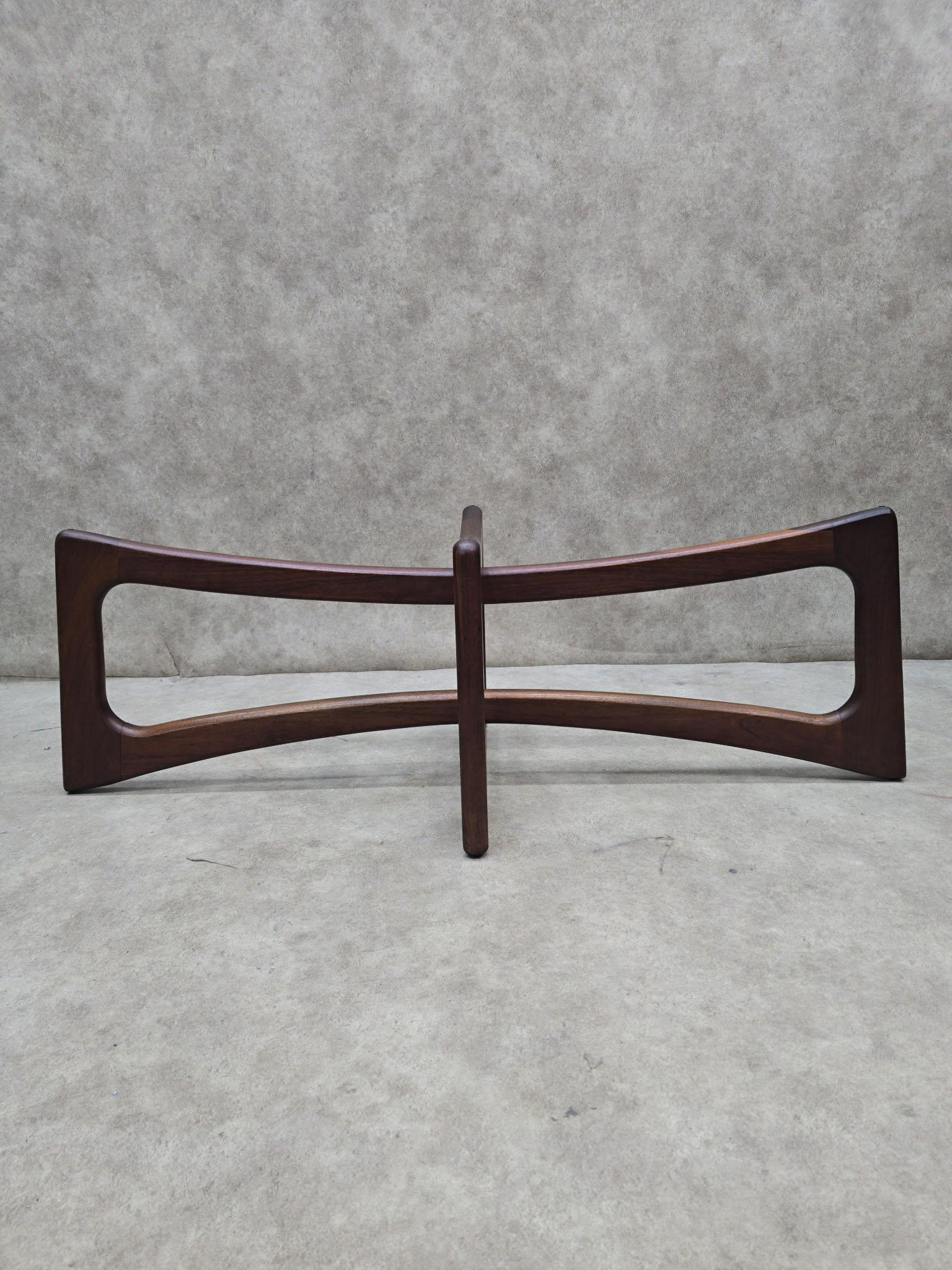 Mesa de centro con pajarita y cristal ovalado estilo Adrian Pearsall de mediados de siglo siglo XX en venta