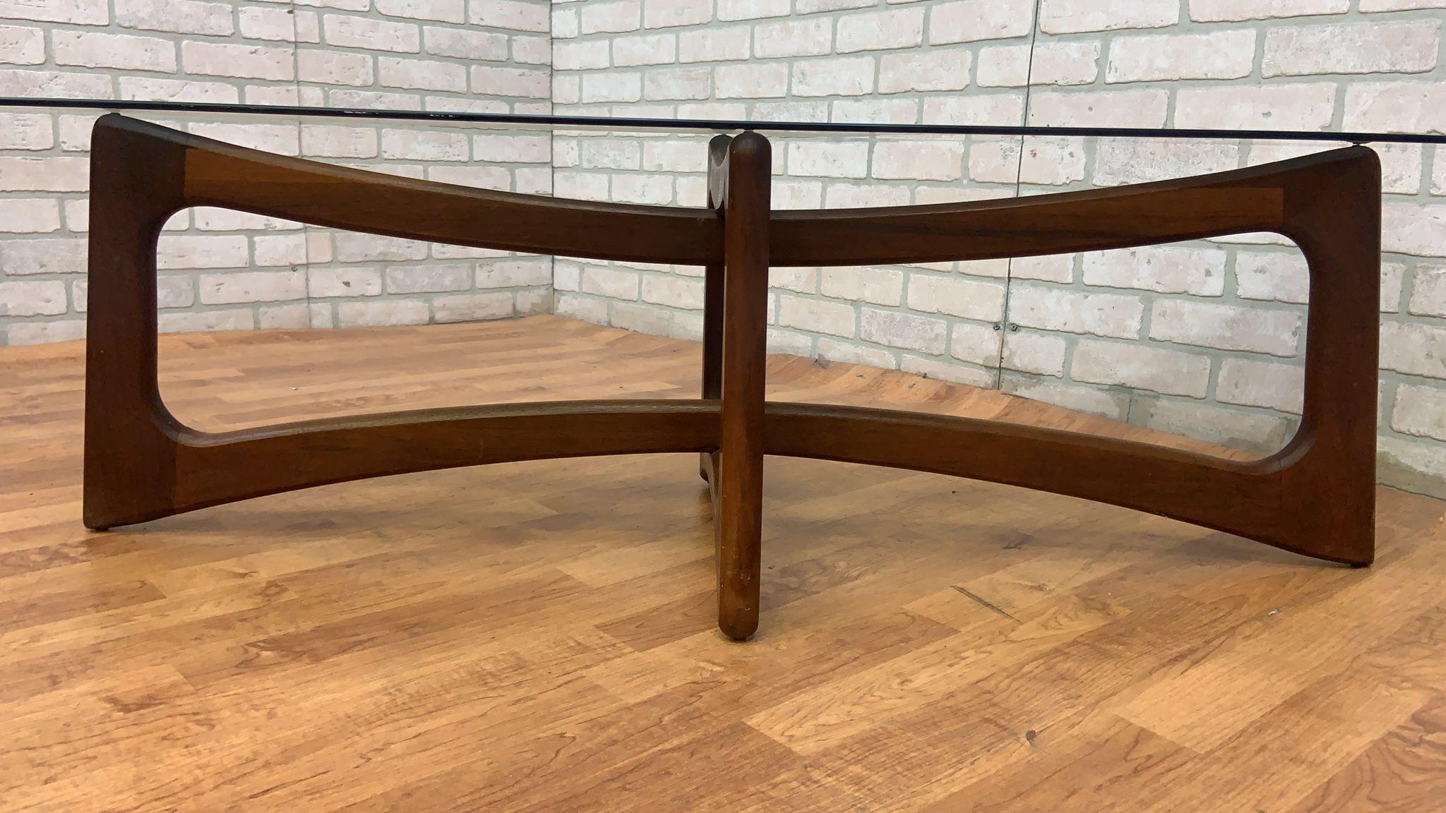 Table basse à plateau en verre et noyer de style Adrian Pearsall, moderne du milieu du siècle dernier 

Il s'agit d'une table basse moderne du milieu du siècle très frappante. Avec son design 