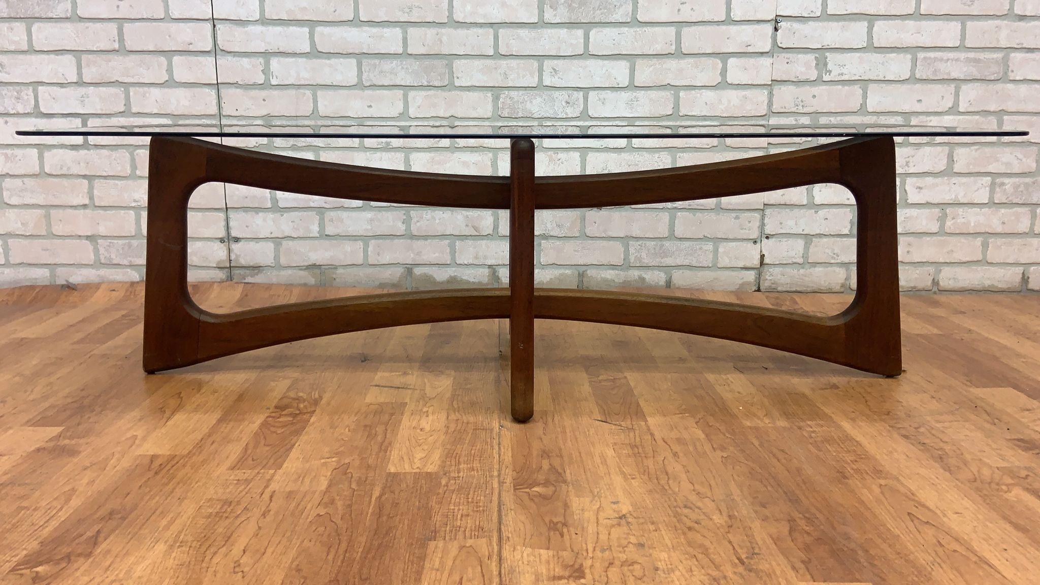 Mid-Century Modern Table basse à plateau en verre et noyer de style Adrian Pearsall du milieu du siècle dernier en vente