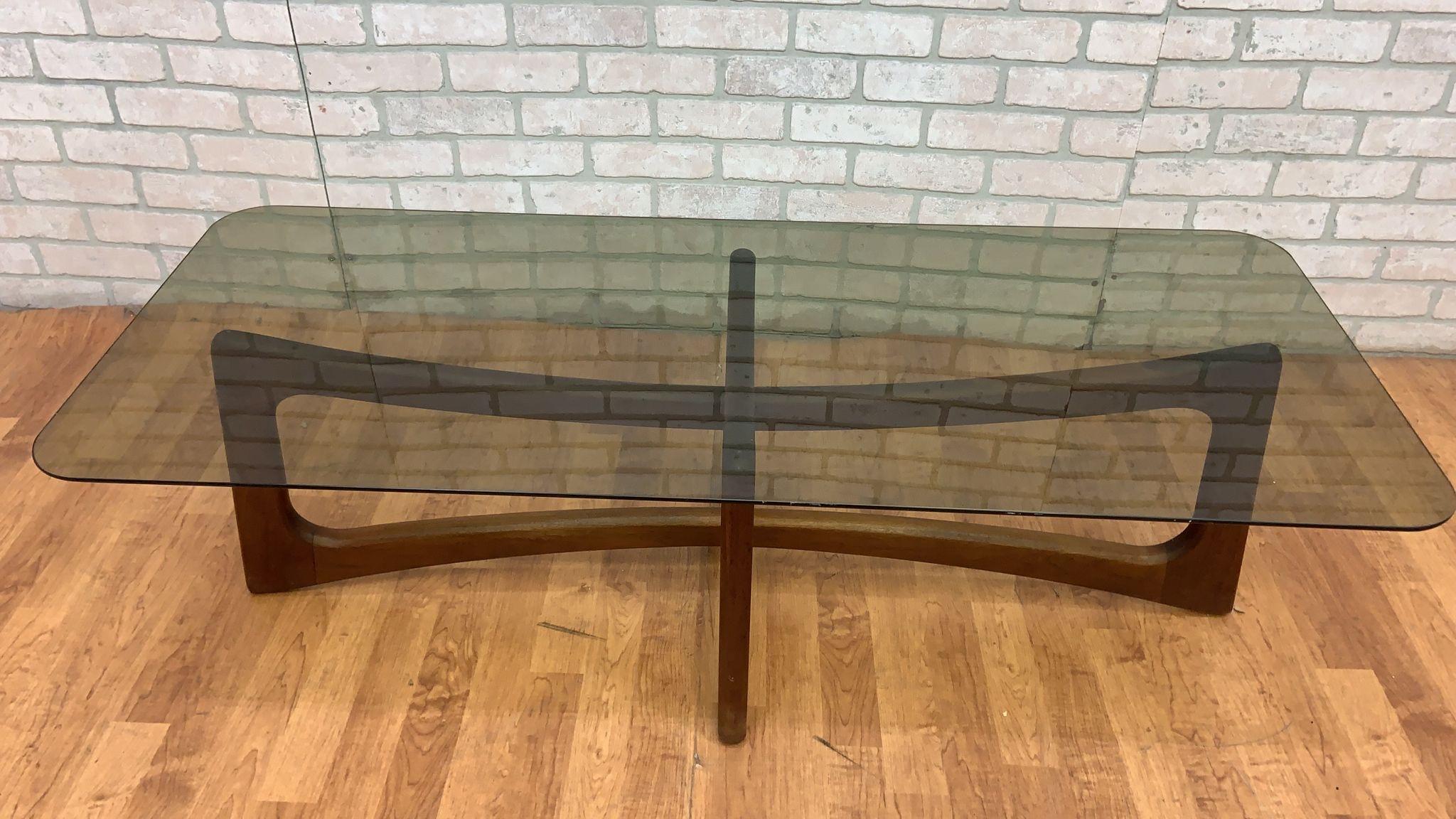 Américain Table basse à plateau en verre et noyer de style Adrian Pearsall du milieu du siècle dernier en vente