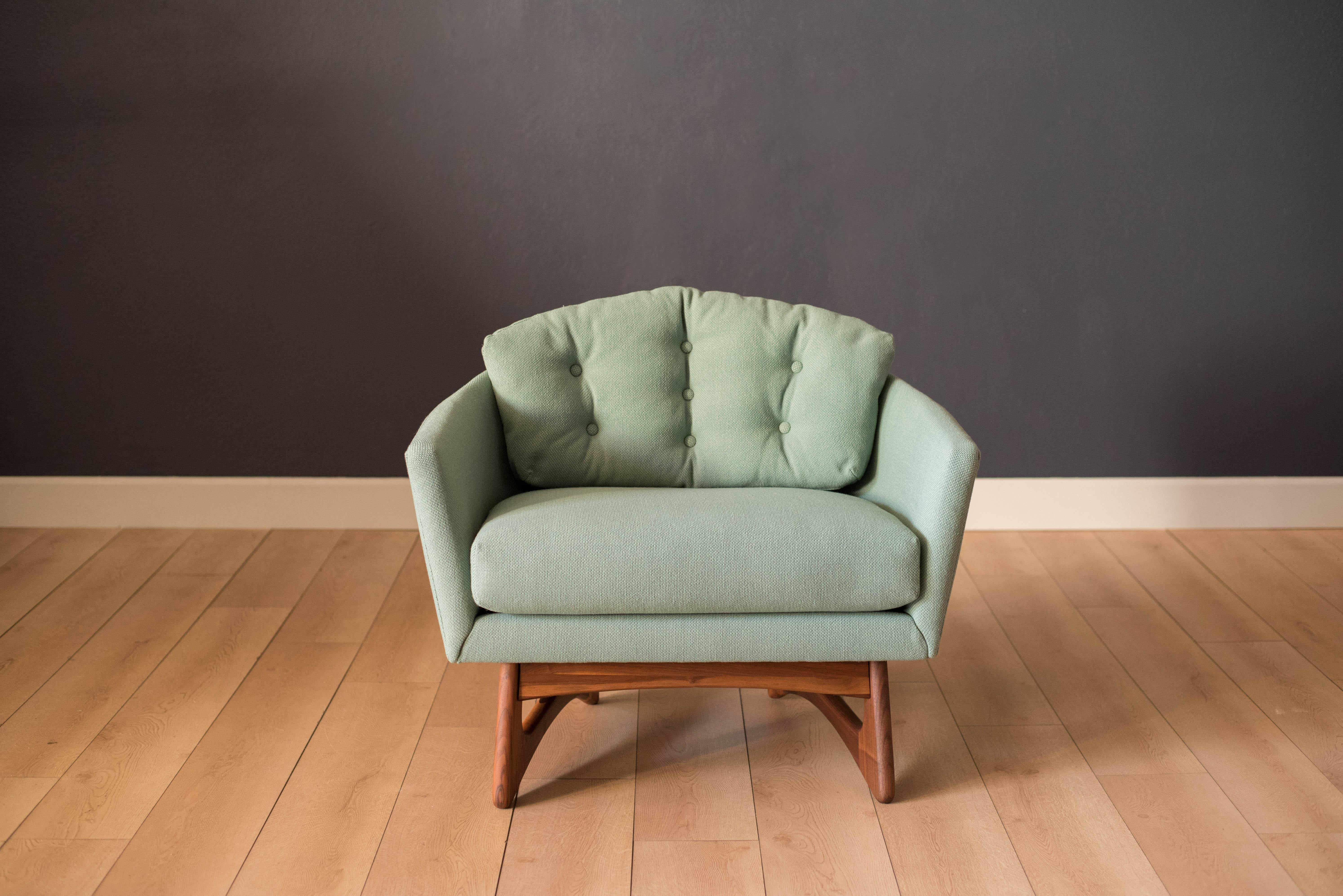 Vintage Barrel Club Chair:: entworfen von Adrian Pearsall für Craft Associates. Dieser Loungesessel hat einen skulpturalen Sockel aus Nussbaumholz und wurde neu mit einem alten:: nicht mehr erhältlichen meerschaumgrünen Tweed gepolstert.