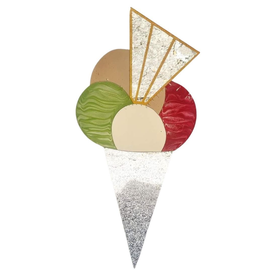 Questo interessante e unico specchio da parete è stato realizzato negli anni '60 in Germania per un negozio di caramelle italiano come pubblicità.

Lo specchio è in ottime condizioni vintage, con segni di usura dovuti all'età. Un'aggiunta molto