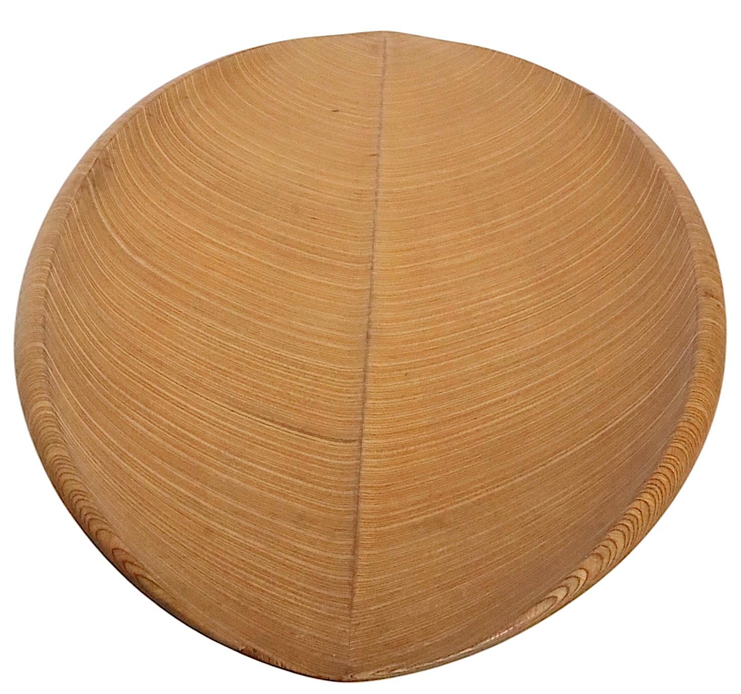 Iconic laminated wood aeroplan leaf dish by recognized master of the genre, Tapio Wirkkala. Made in Finland by Soinne et Kni Oy,  circa 1950's. This  example is in very good, original condition, clean and ready to display. Specific condition report