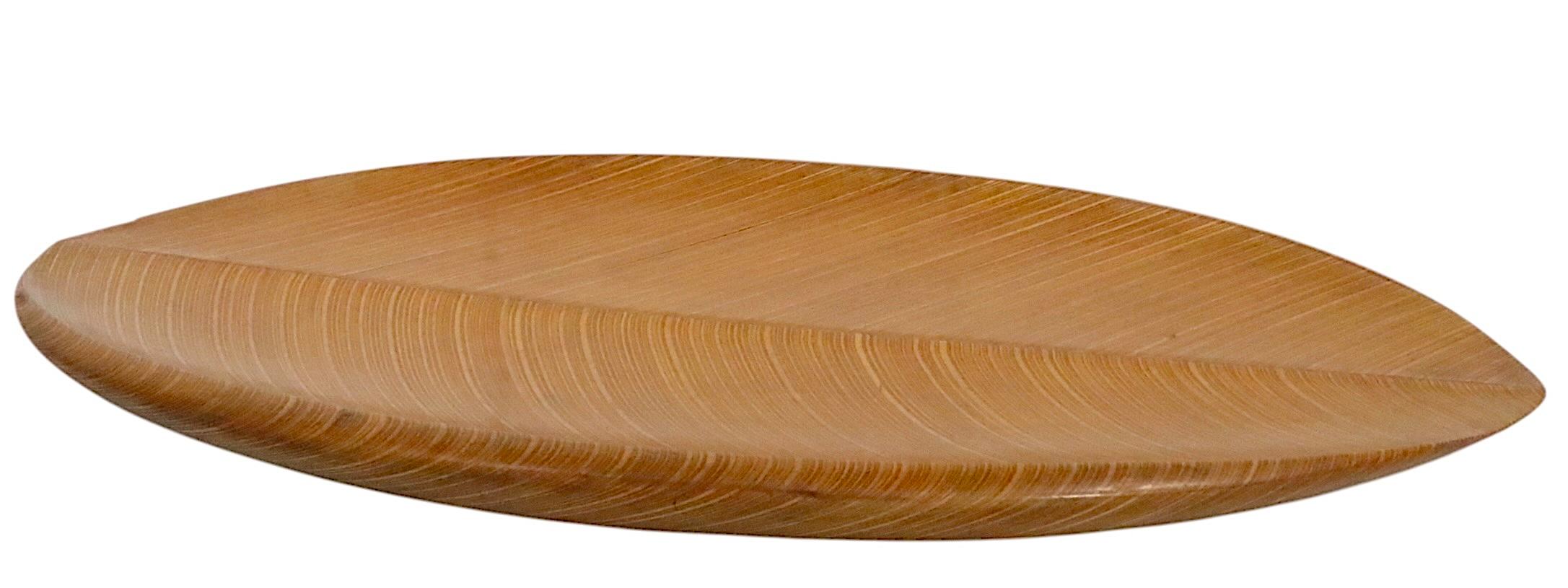 Mid Century Aeroplan Plywood Leaf Dish by Tapio Wirkkala Made in Finland c 1950s In Good Condition For Sale In New York, NY