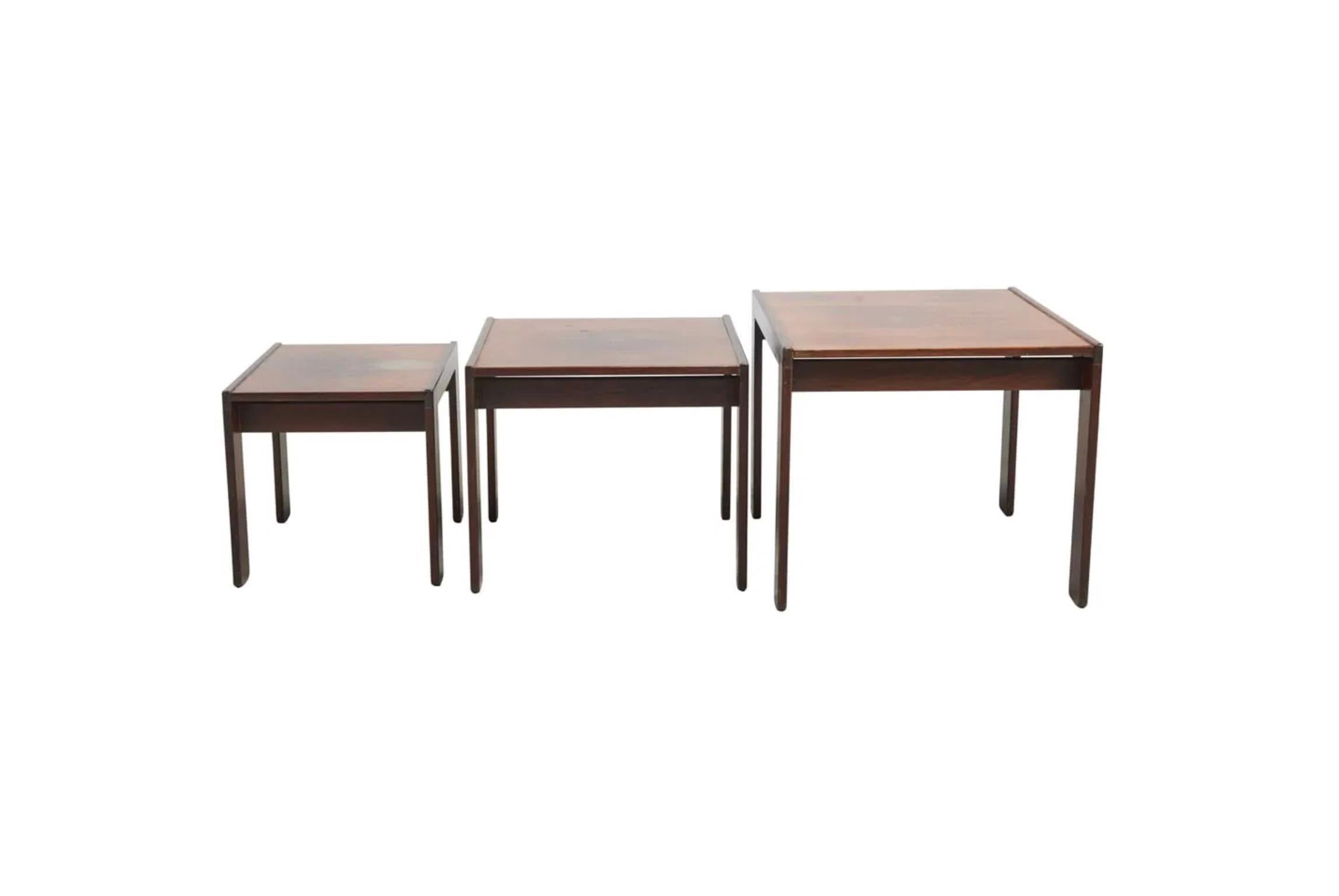 Tables gigognes en bois de rose Afra & Tobia Scarpa pour Cassina. Trois tables dont la taille diminue. Bon état vintage. Étiquettes de Cassina et d'Atelier International sur les faces inférieures. Fait en Italie.  

Vendu comme un ensemble de (3)