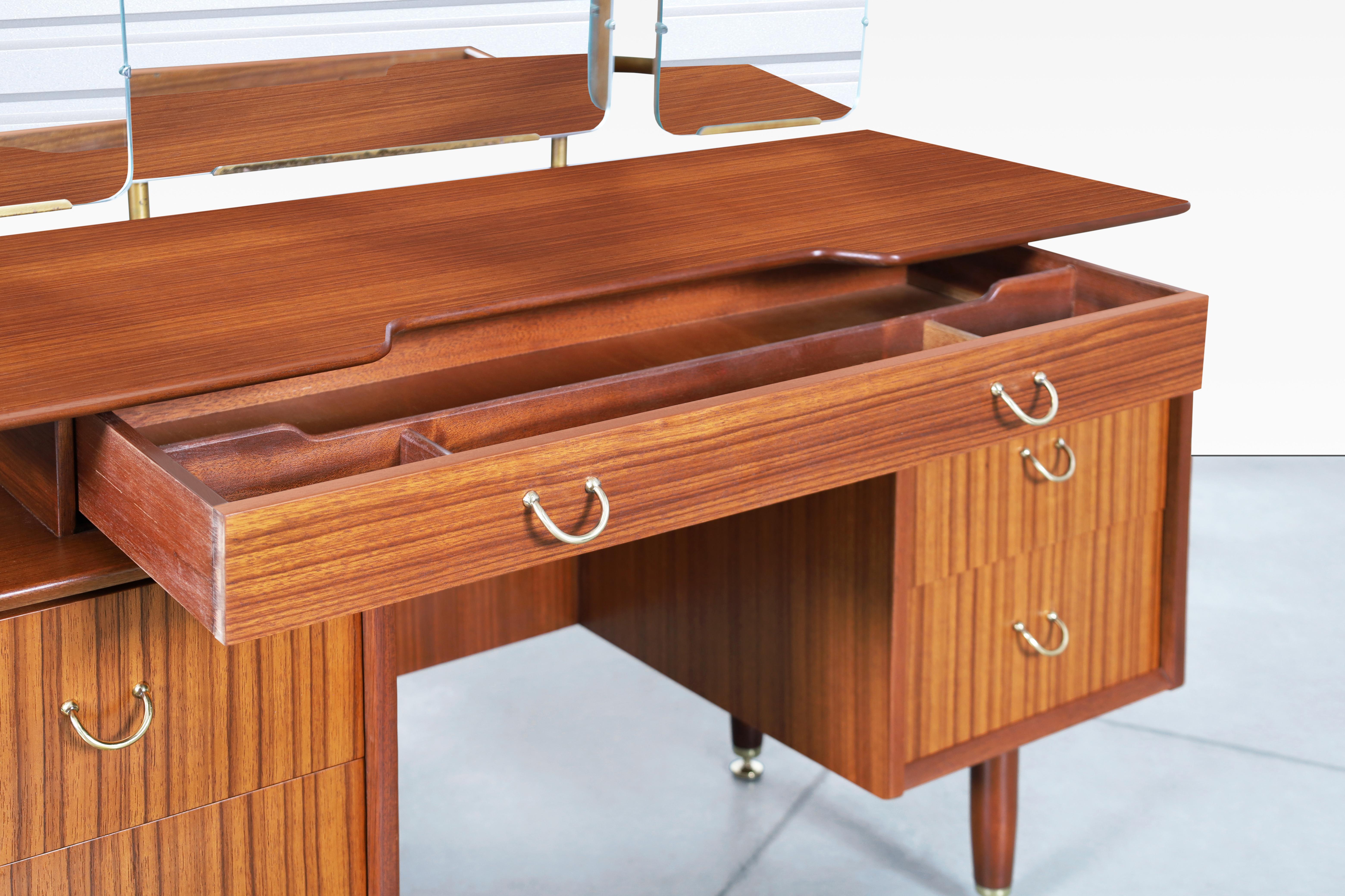 Ottone Vanity o scrivania in mogano africano di metà secolo di E. Gomme per G-Plan in vendita