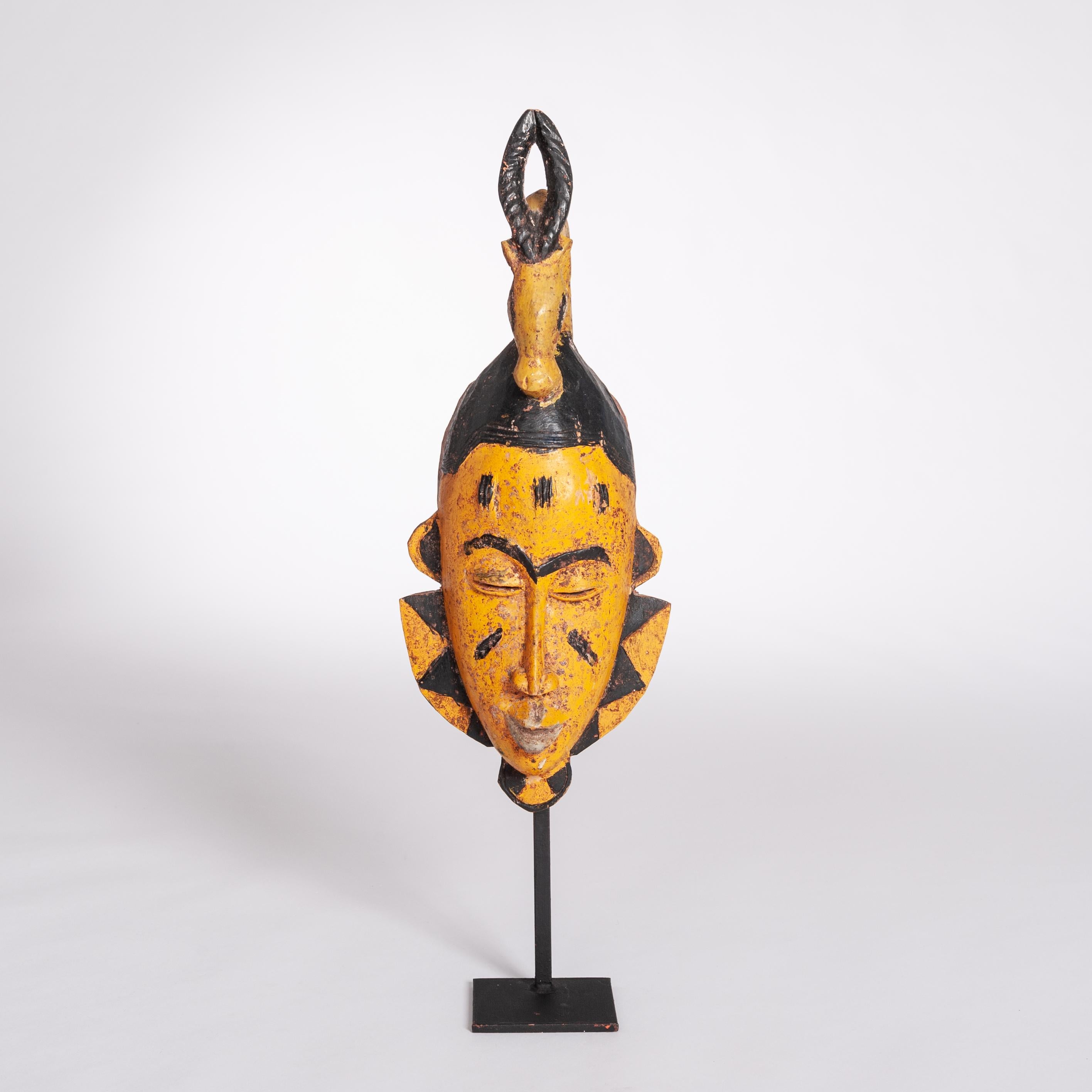 Ausdrucksstarke, interessante afrikanische Baoulé-Maske von der Elfenbeinküste aus dem letzten Drittel des letzten Jahrhunderts, aus Holz geschnitzt und polychrom bemalt.
Das Gesicht ist schmal und elegant und hat einen nachdenklichen Ausdruck.
Die