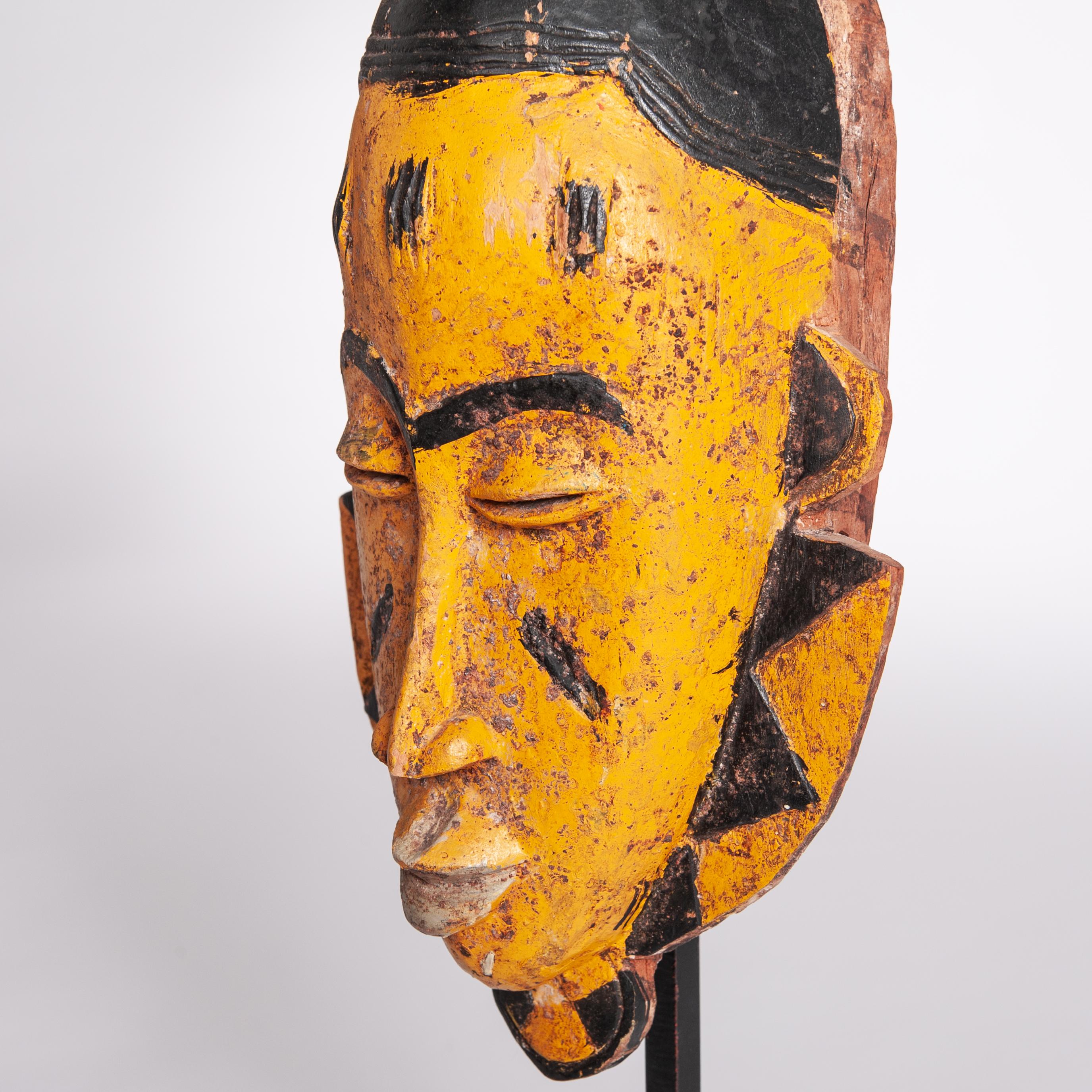 Gelb-schwarze Baoule-Stammesmaske aus der Jahrhundertmitte mit Antilopenkopfverzierung (Elfenbeinküste) im Angebot