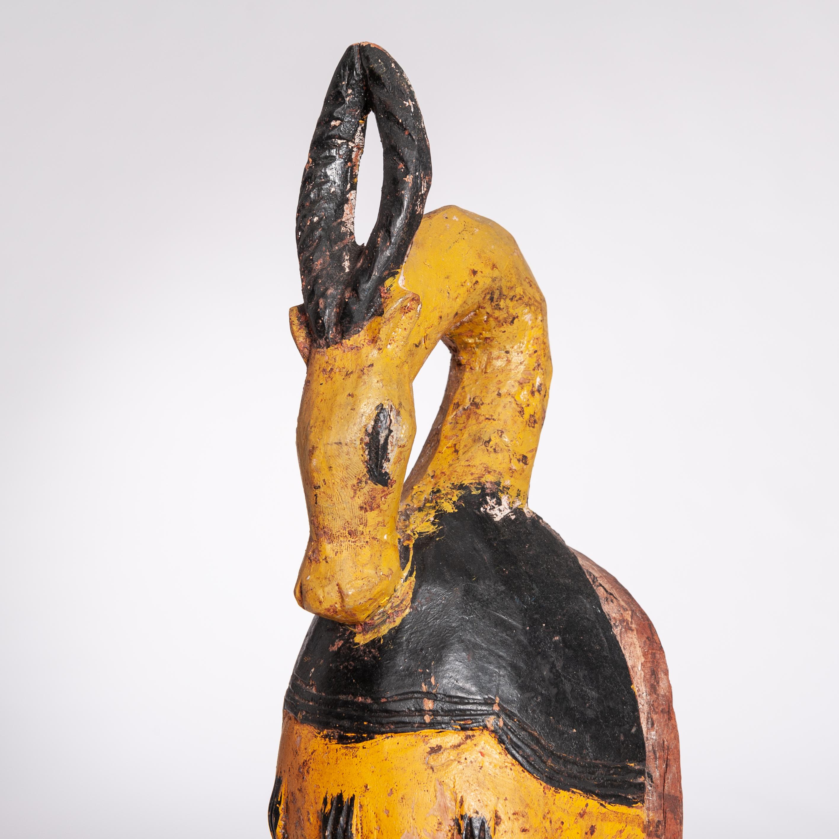 Gelb-schwarze Baoule-Stammesmaske aus der Jahrhundertmitte mit Antilopenkopfverzierung (Geschnitzt) im Angebot