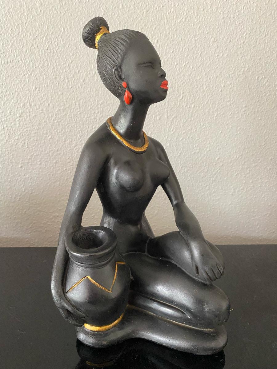 Très belle sculpture d'une femme africaine provenant de la Cortendorf Porzellanfabrik à Coburg en Allemagne.